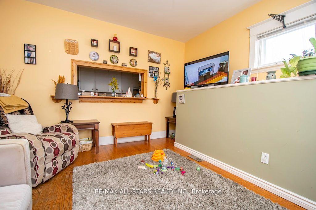 Photo 6 of 833 Crawford Drive, Peterborough, Otonabee Ward 1 — HOMEH