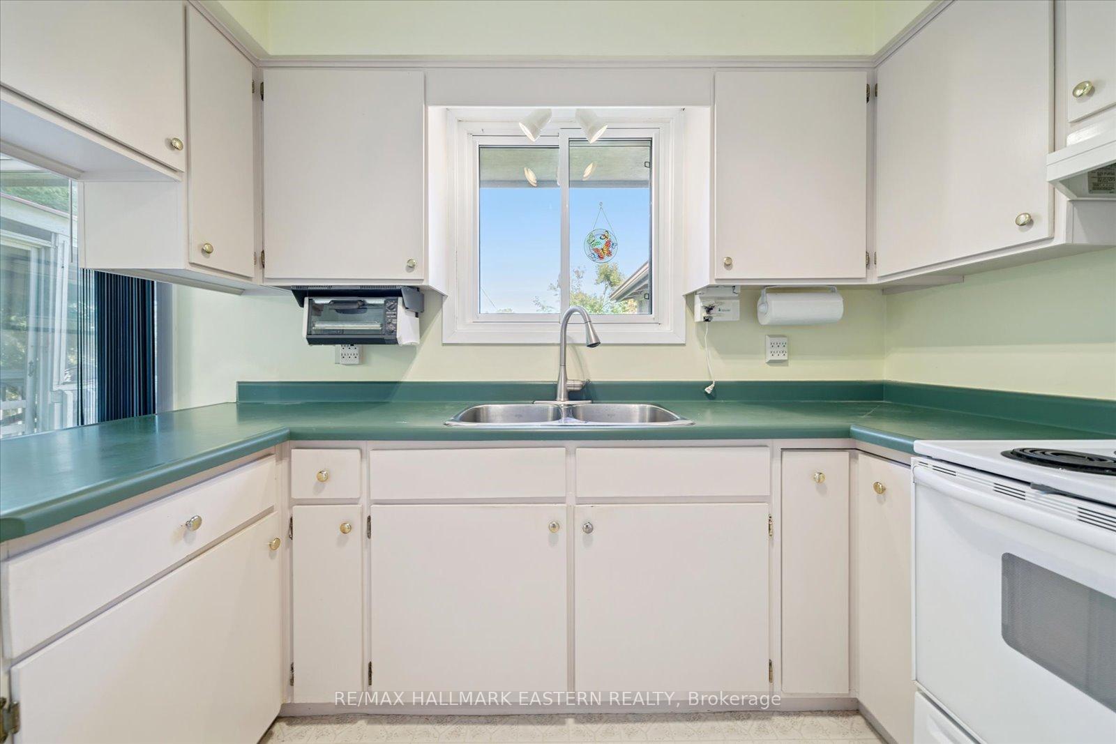 Photo 14 of 33 Springbrook Drive, Peterborough, Monaghan Ward 2 — HOMEH