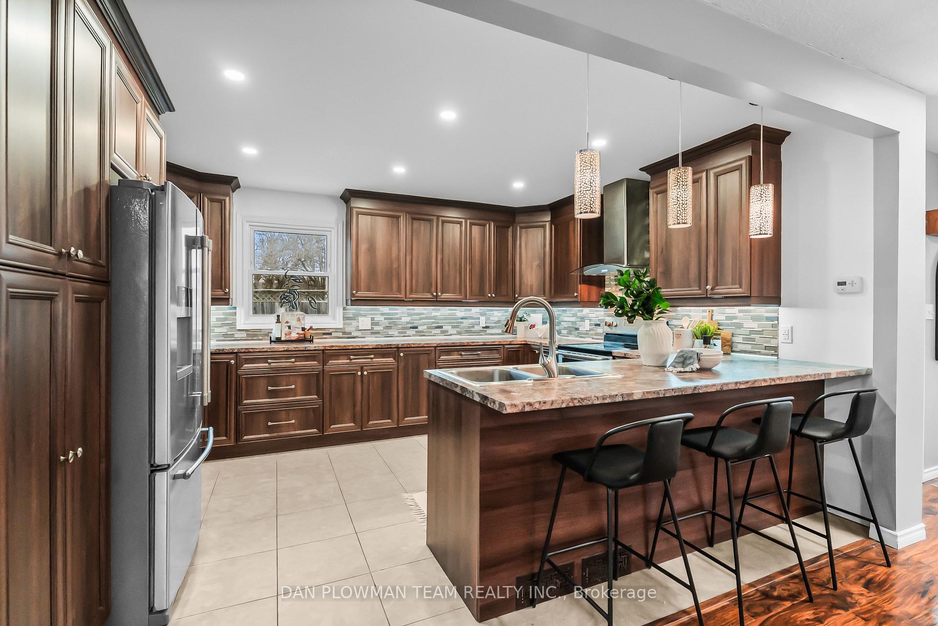 Photo 11 of 856 Southgate Drive, Oshawa, Donevan — HOMEH