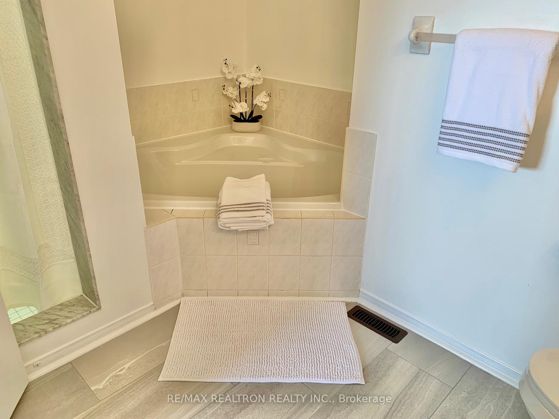 Photo 17 of 18 Harness Ridge Drive, Whitby, Williamsburg — HOMEH