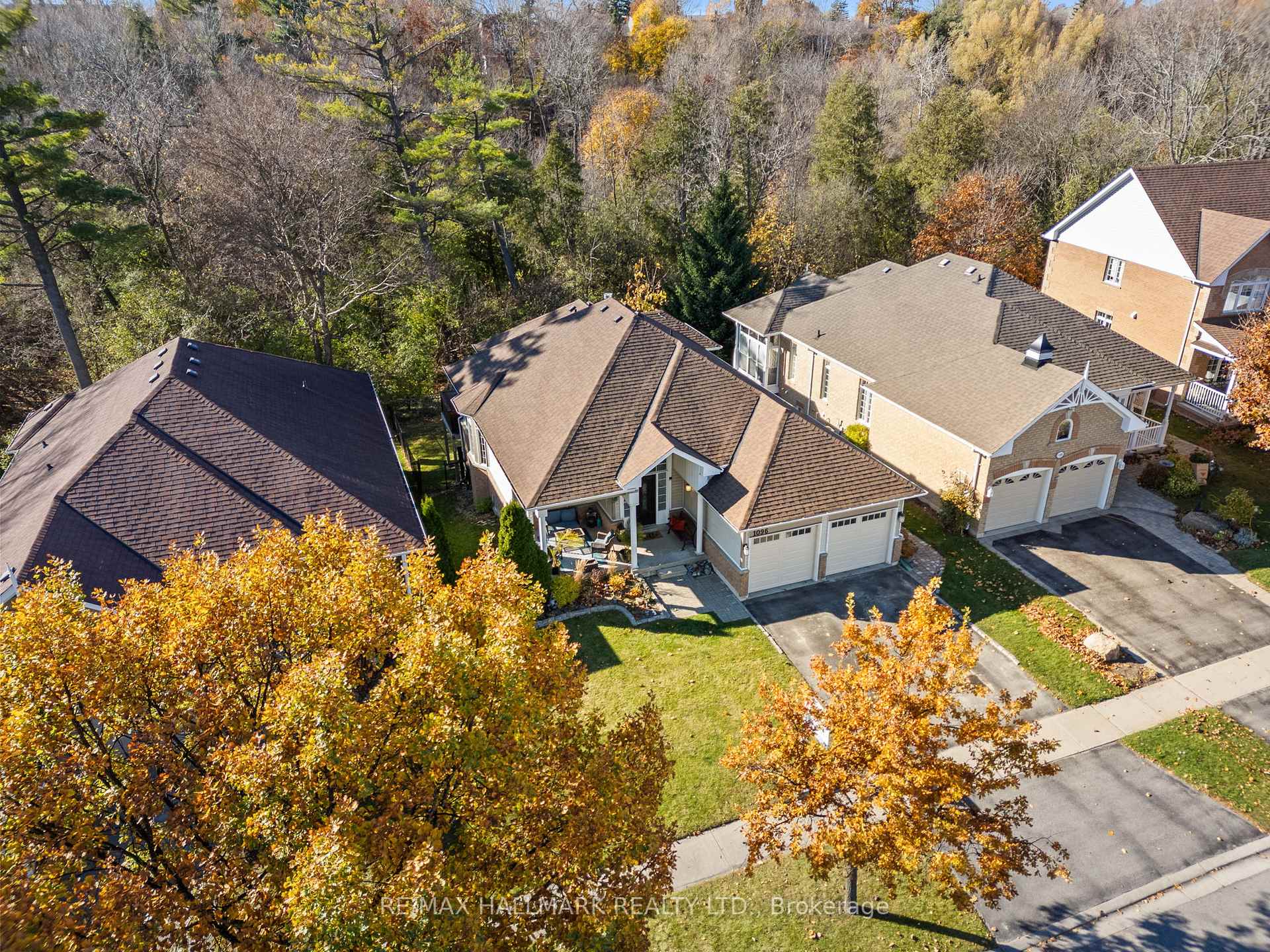 Photo 2 of 1096 Ridgemount Boulevard, Oshawa, Pinecrest — HOMEH