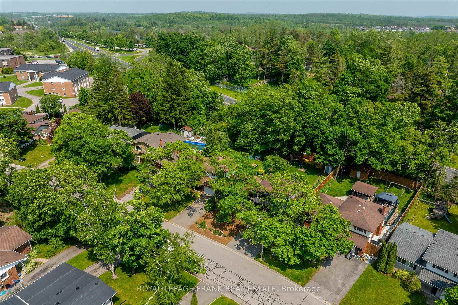 Photo 3 of 1296 Cartier Boulevard, Peterborough, Northcrest Ward 5 — HOMEH