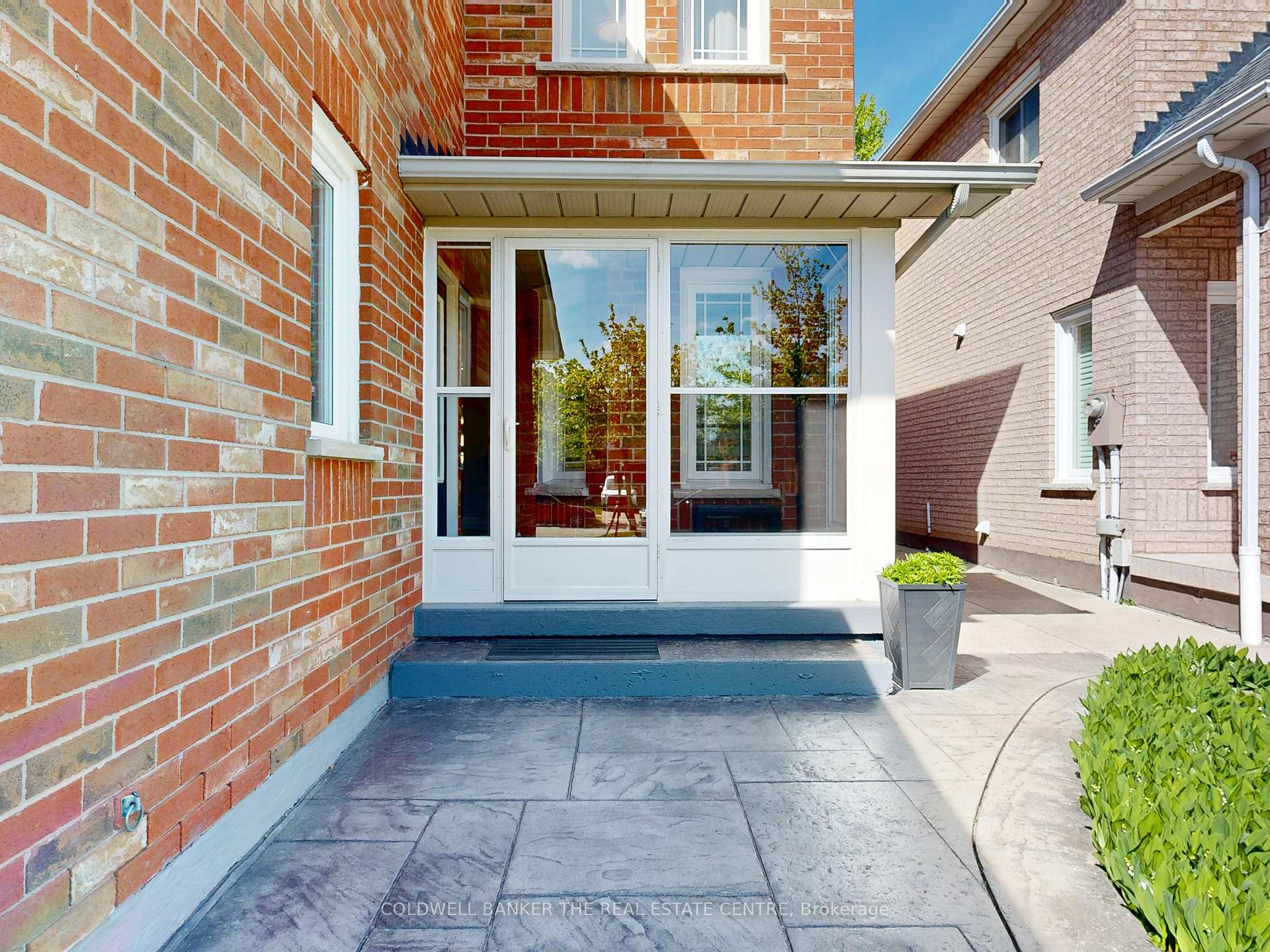 Photo 2 of 40 Whitefaulds Road, Vaughan, Maple — HOMEH