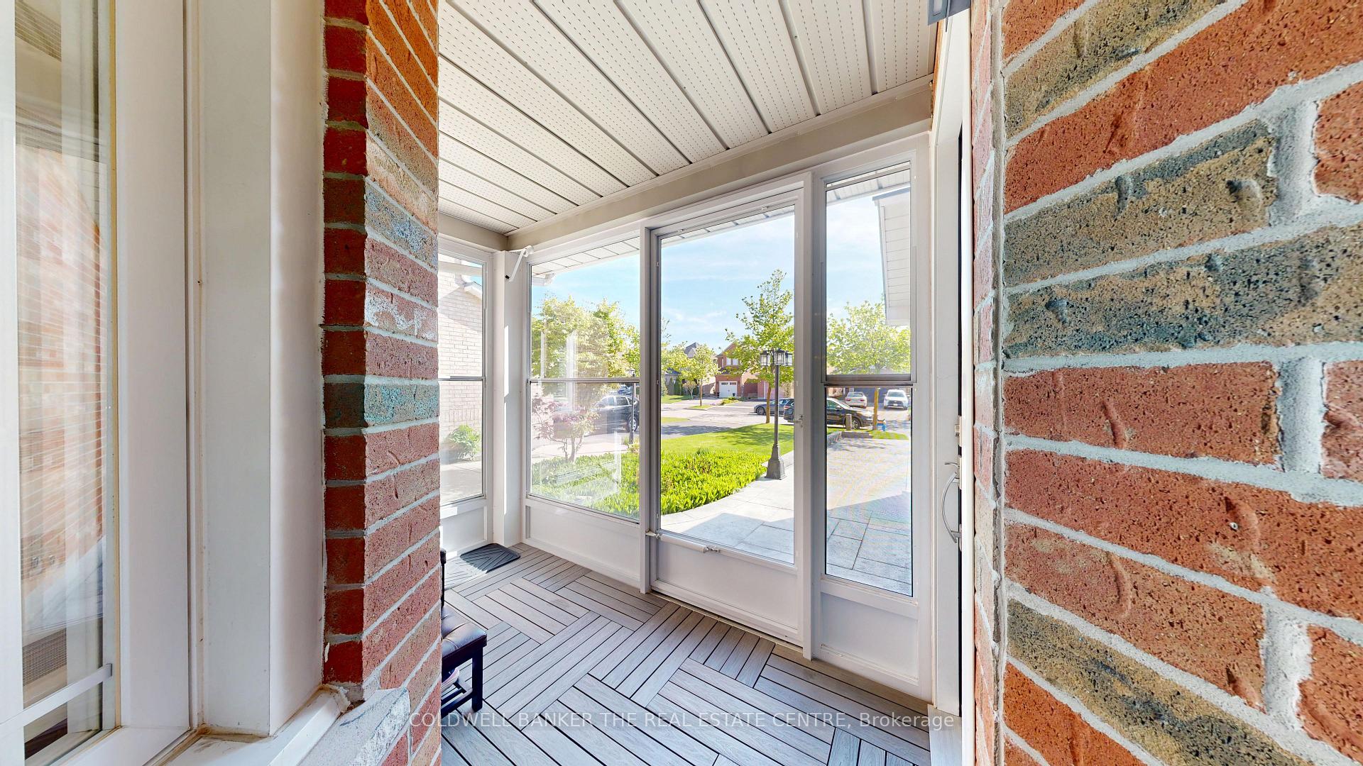 Photo 3 of 40 Whitefaulds Road, Vaughan, Maple — HOMEH