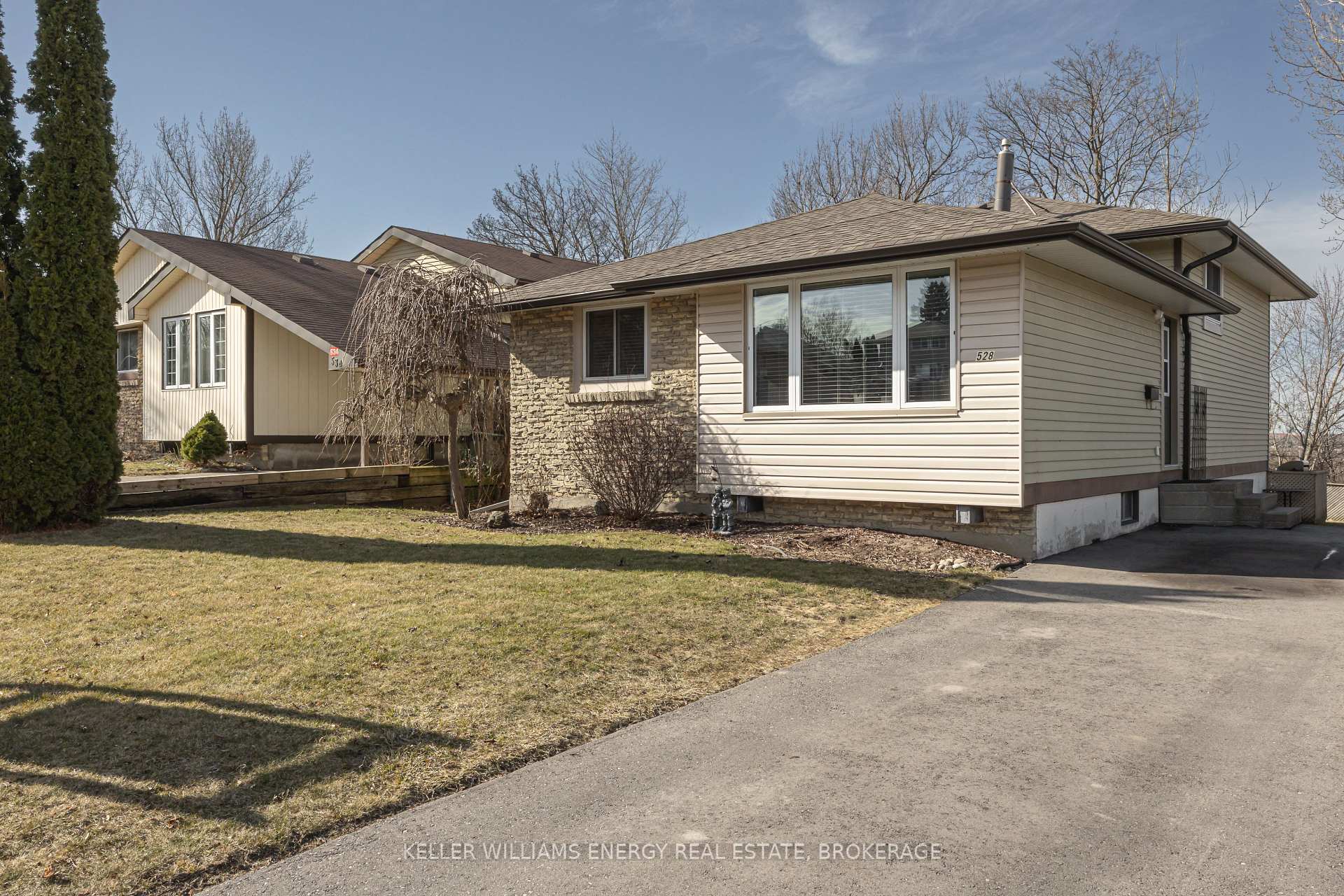 Photo 2 of 528 Annandale Street, Oshawa, Donevan — HOMEH