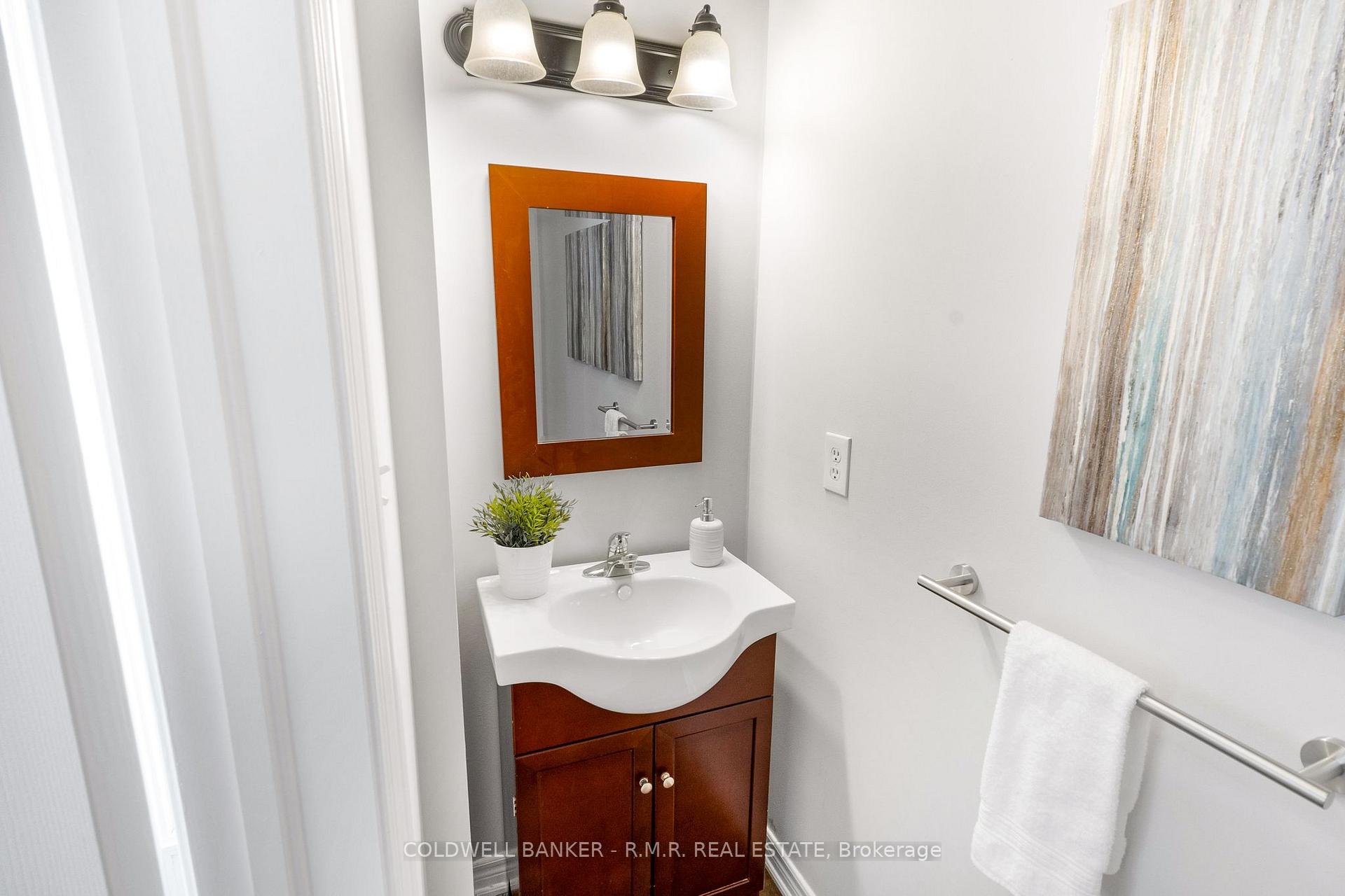 Photo 14 of 34 Eastgate Circle, Whitby, Brooklin — HOMEH
