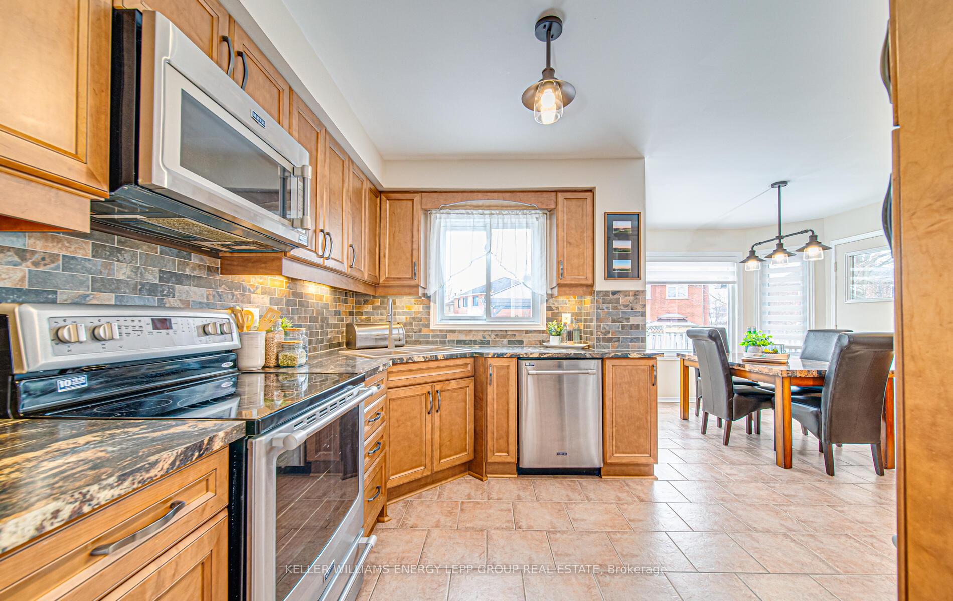Photo 15 of 38 Fencerow Drive, Whitby, Rolling Acres — HOMEH