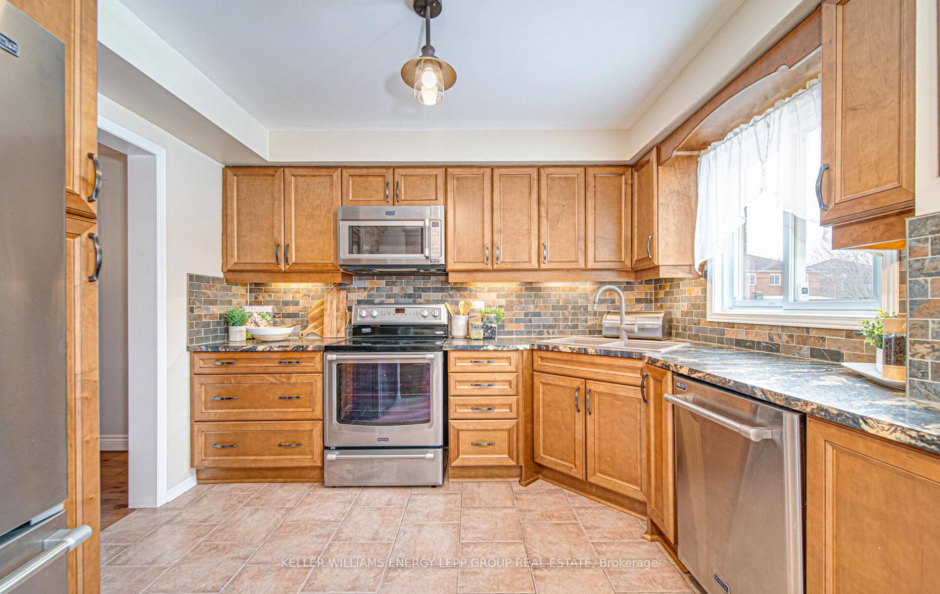 Photo 16 of 38 Fencerow Drive, Whitby, Rolling Acres — HOMEH