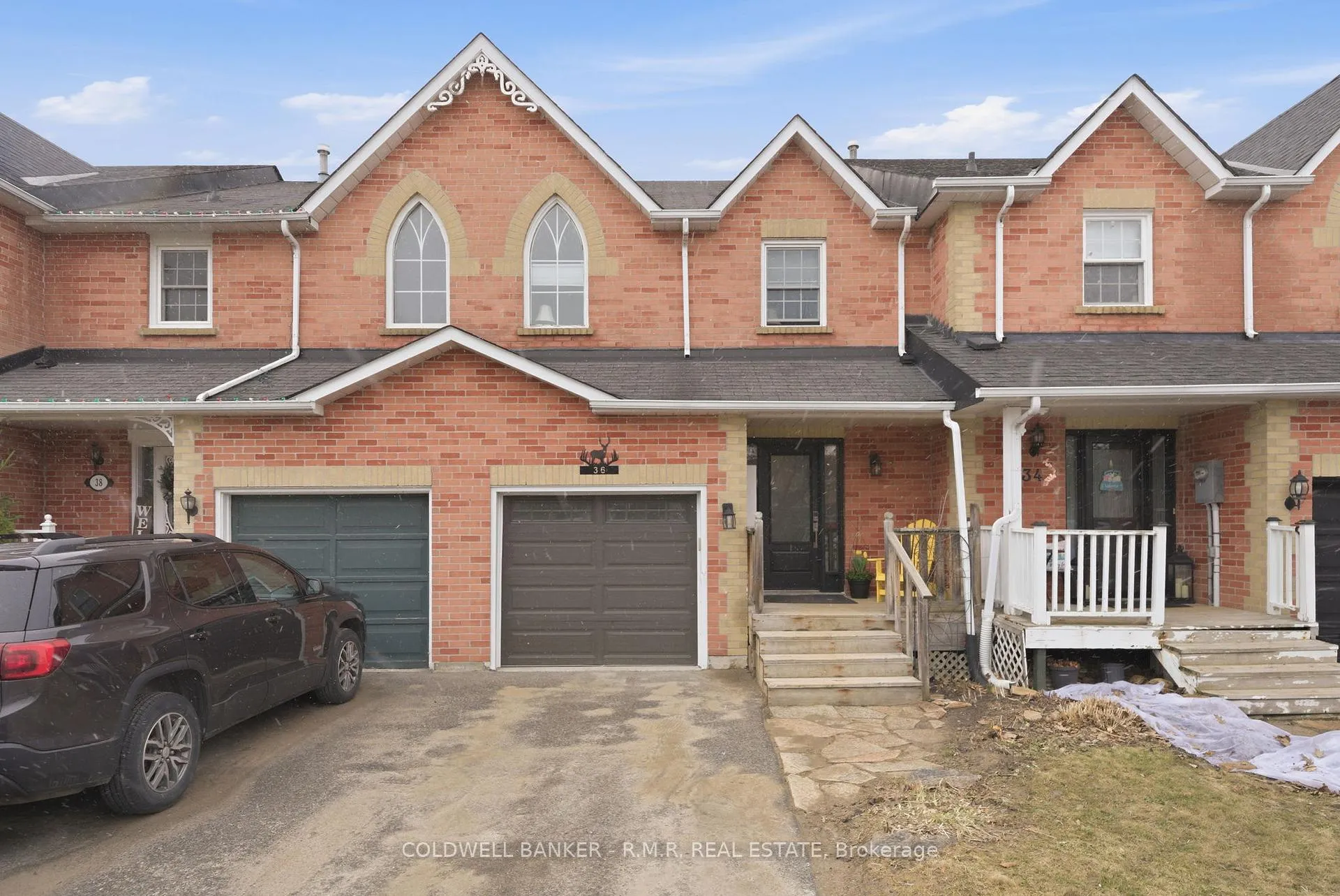 Front of 36 Wheler Court