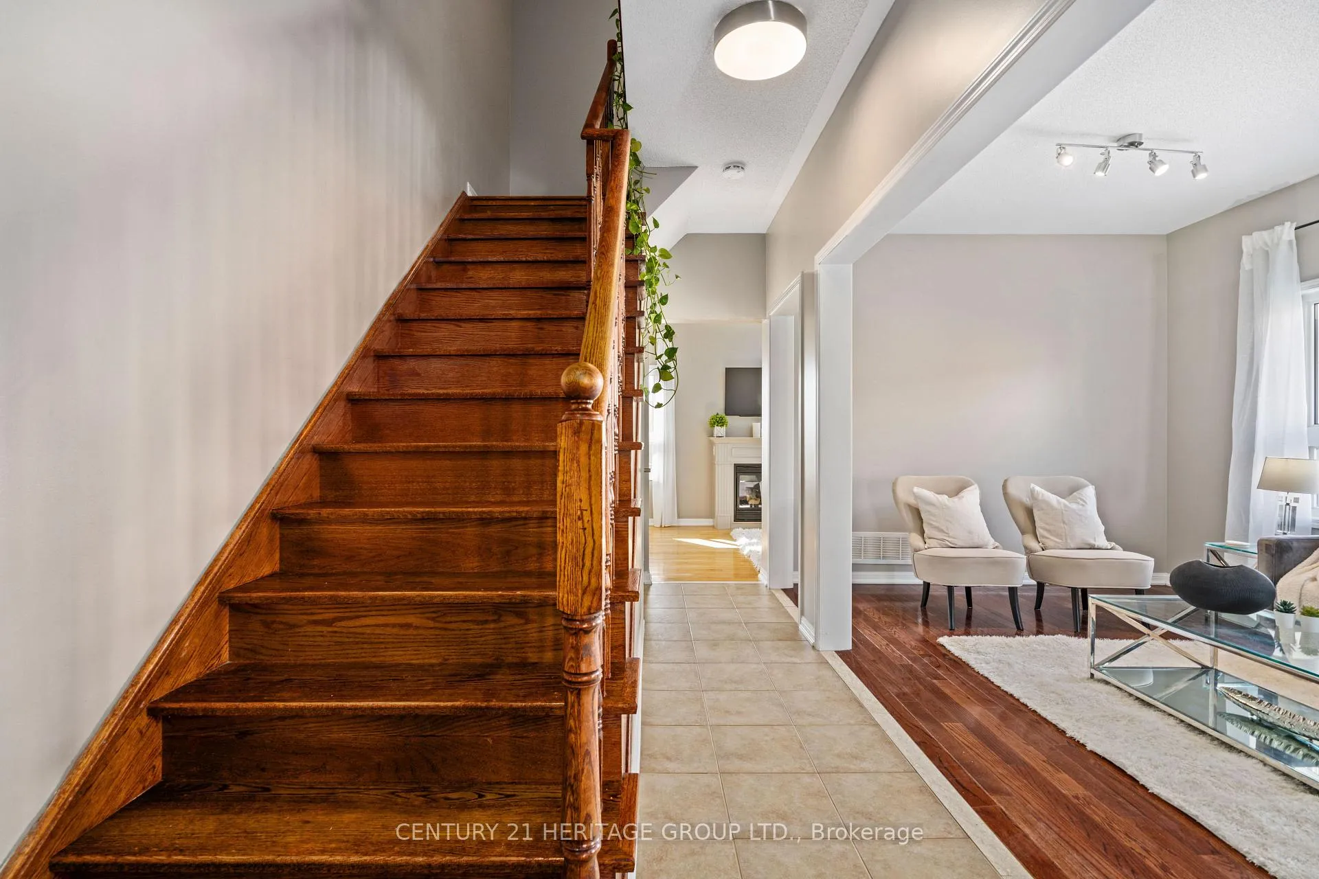 Photo 6 of 18 Tudor Crescent, Barrie, Innis-Shore — HOMEH