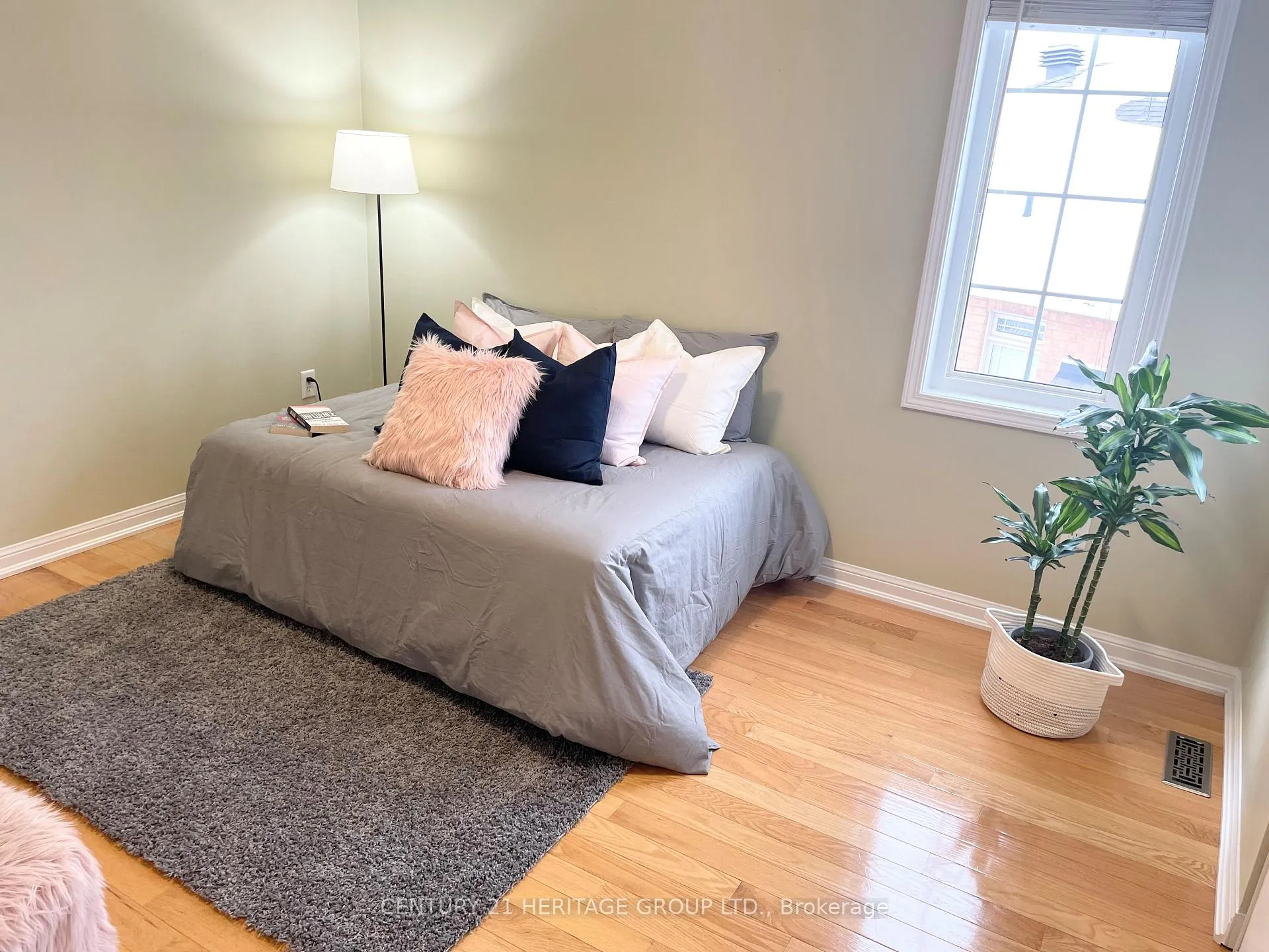Photo 33 of 18 Tudor Crescent, Barrie, Innis-Shore — HOMEH