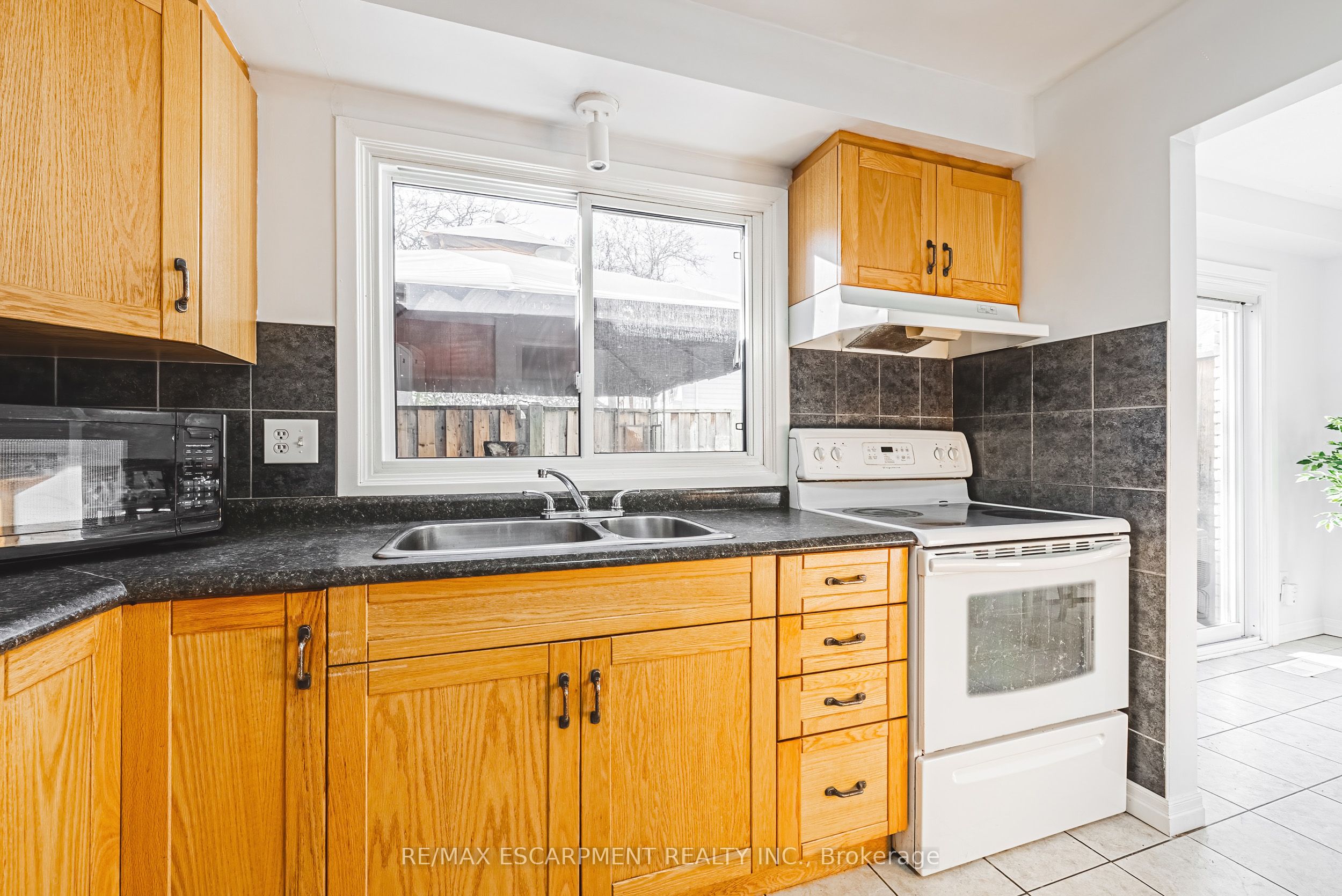 Photo 42 of Unit 4, 2220 Upper Middle Road, Burlington, Brant Hills — HOMEH