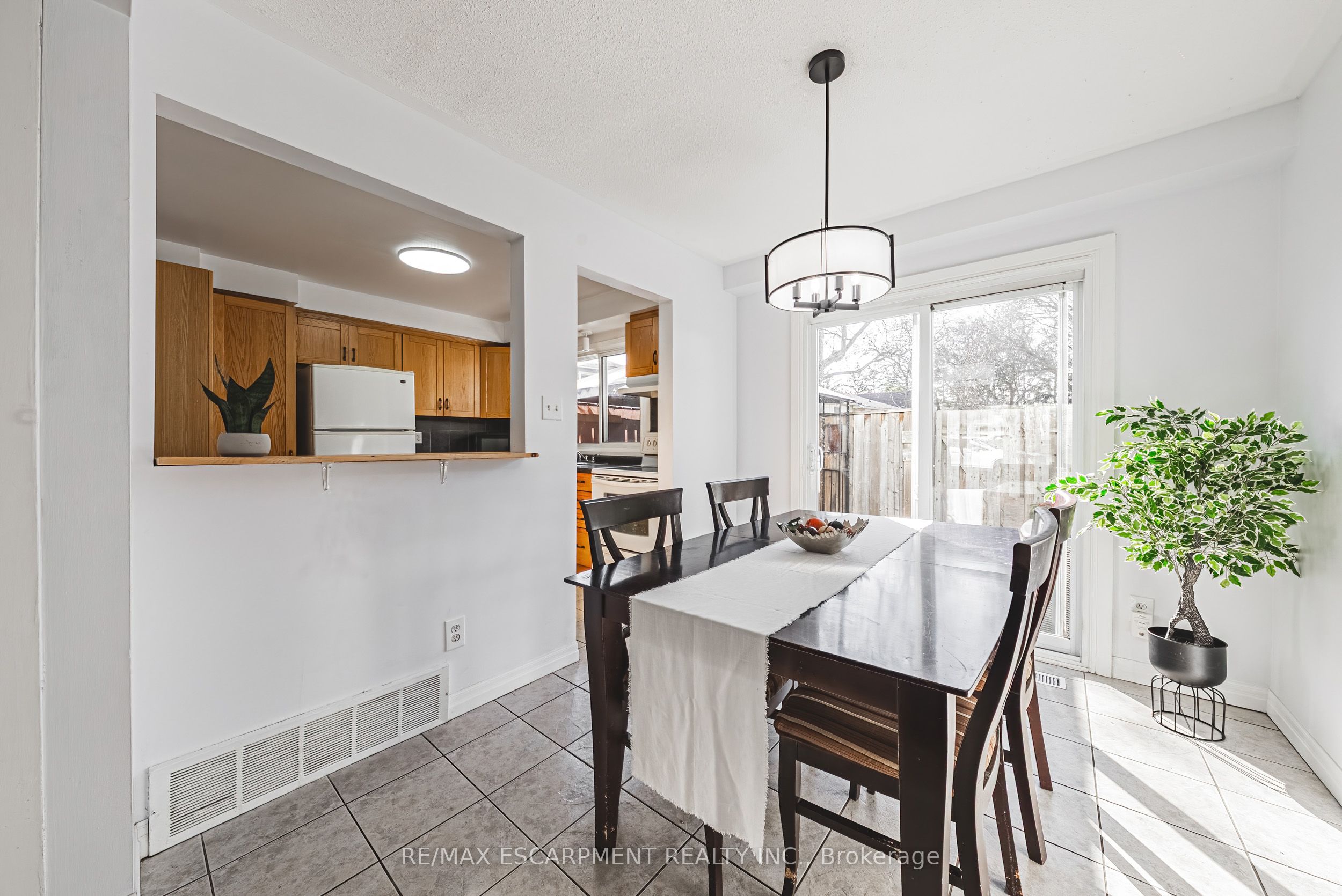 Photo 44 of Unit 4, 2220 Upper Middle Road, Burlington, Brant Hills — HOMEH