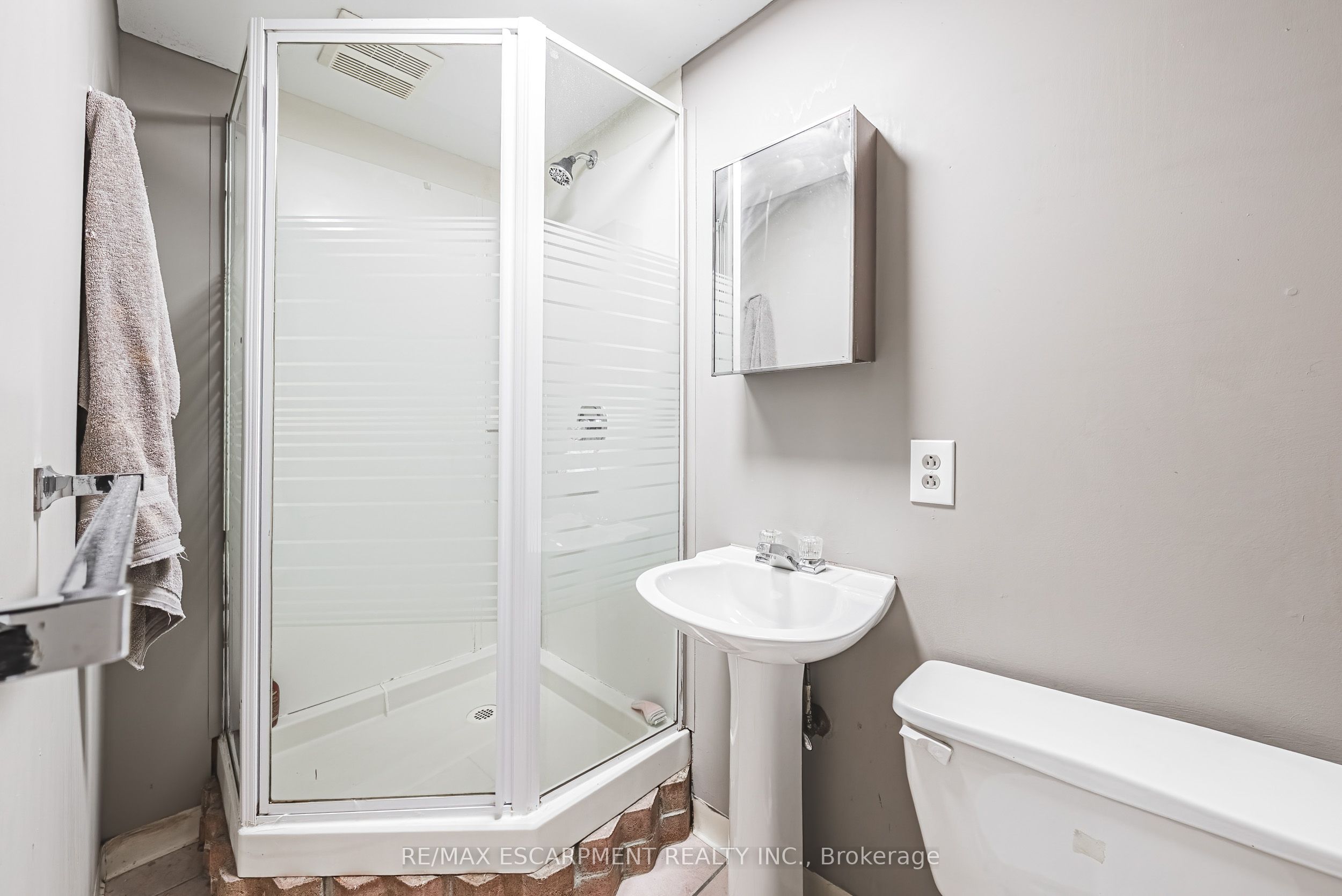 Photo 62 of Unit 4, 2220 Upper Middle Road, Burlington, Brant Hills — HOMEH