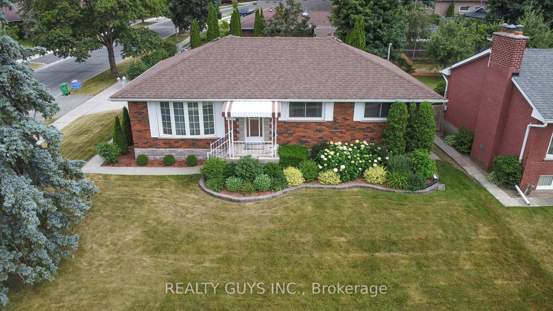 Photo 2 of 1066 Glebemount Crescent, Peterborough, Northcrest Ward 5 — HOMEH