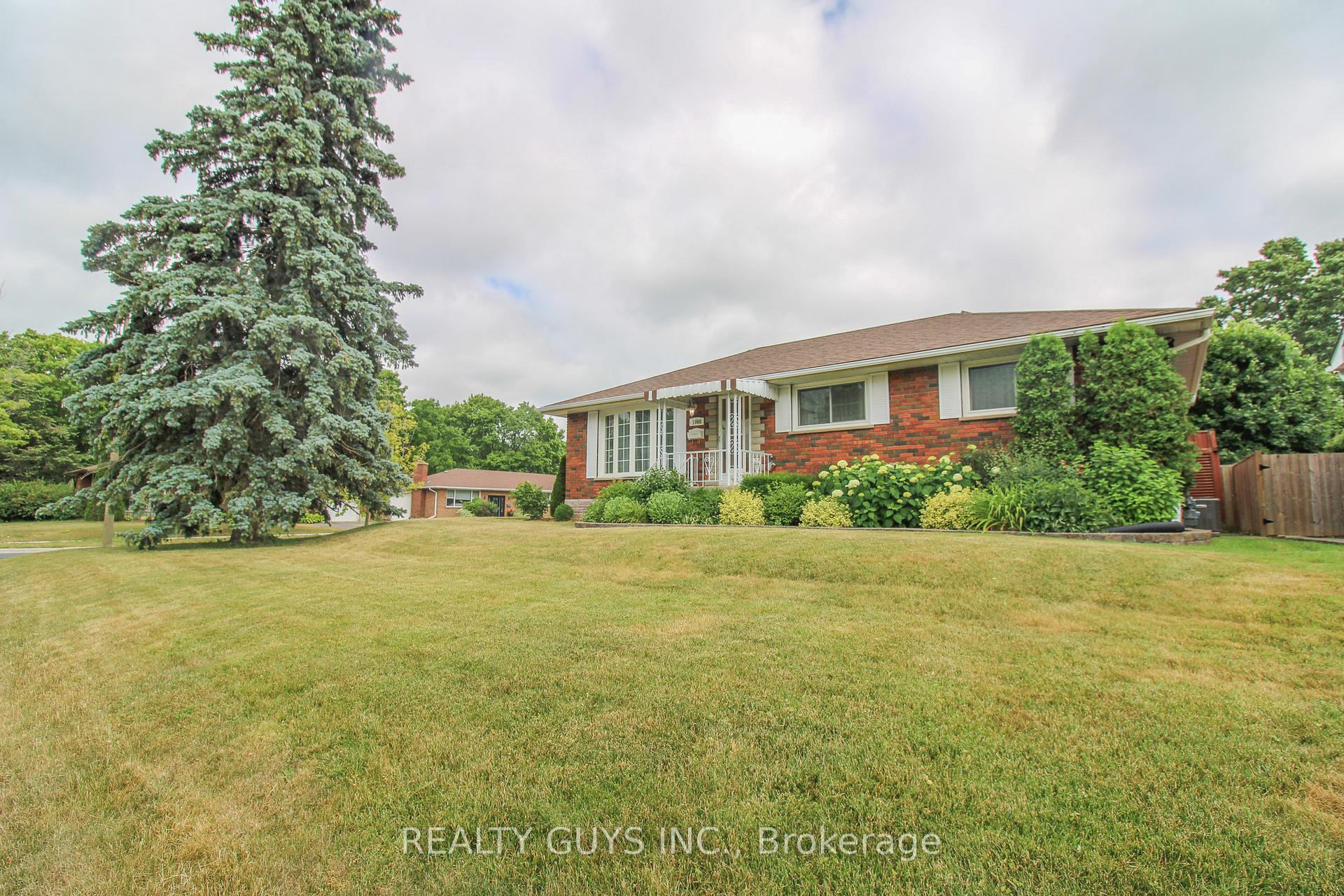 Photo 3 of 1066 Glebemount Crescent, Peterborough, Northcrest Ward 5 — HOMEH