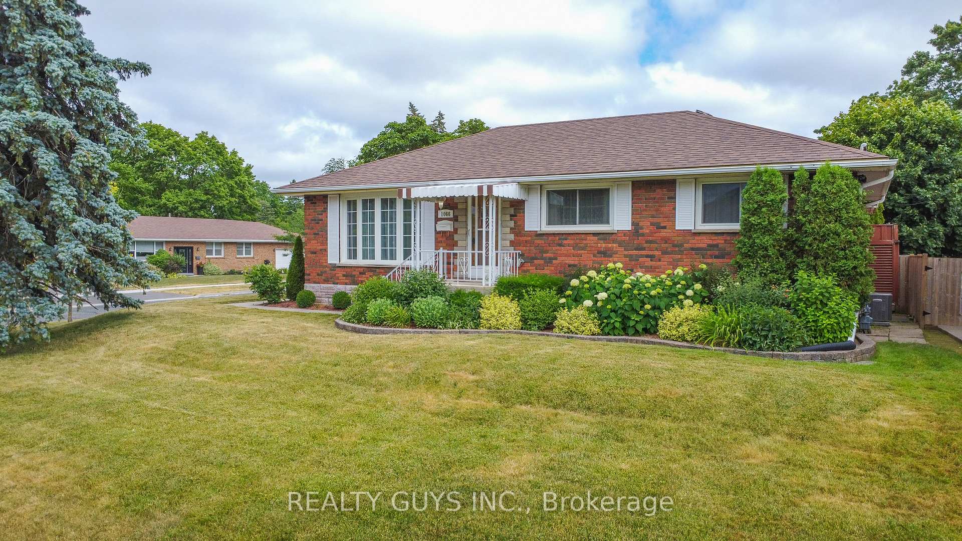 Photo 4 of 1066 Glebemount Crescent, Peterborough, Northcrest Ward 5 — HOMEH