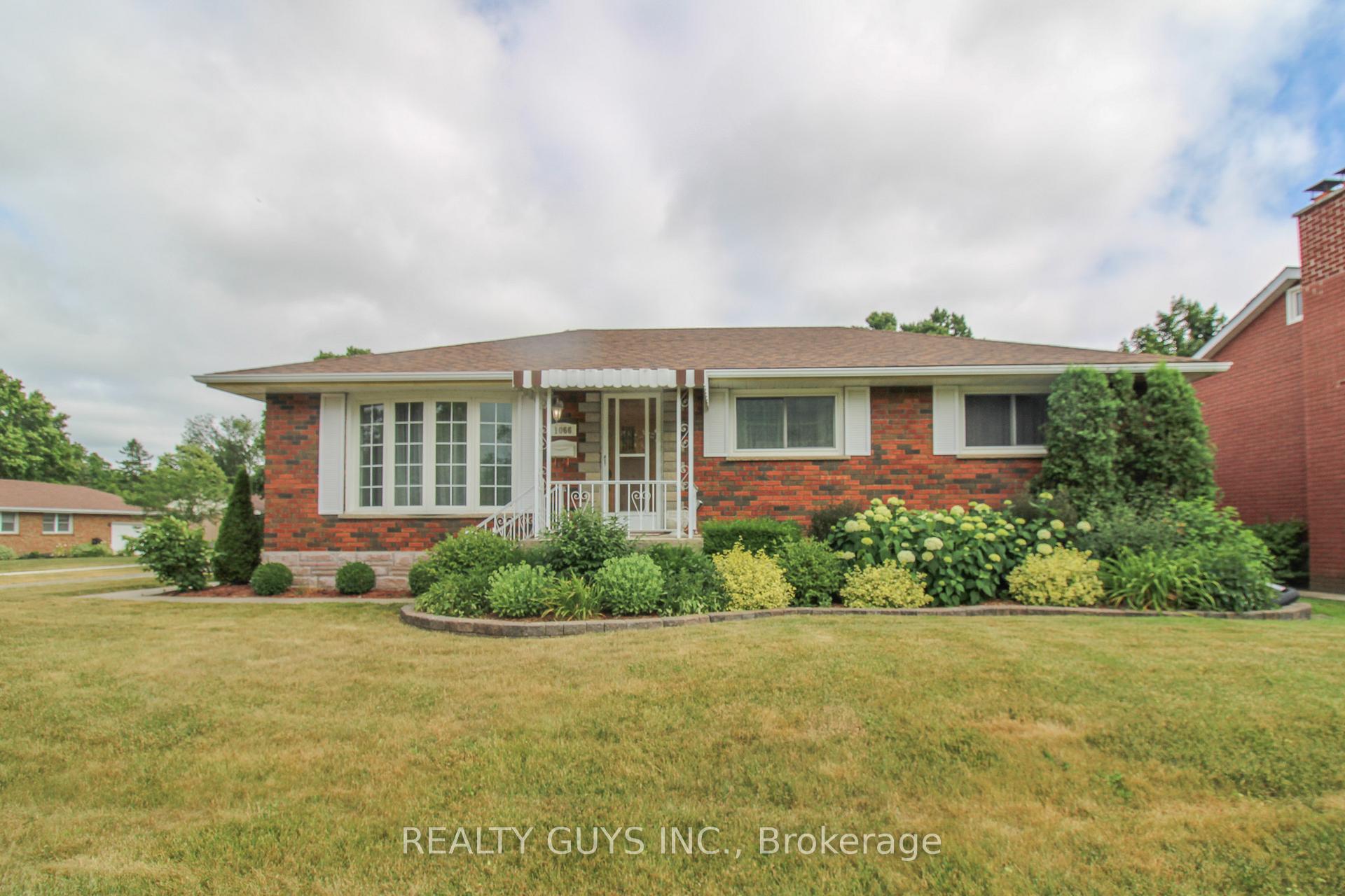 Photo 5 of 1066 Glebemount Crescent, Peterborough, Northcrest Ward 5 — HOMEH