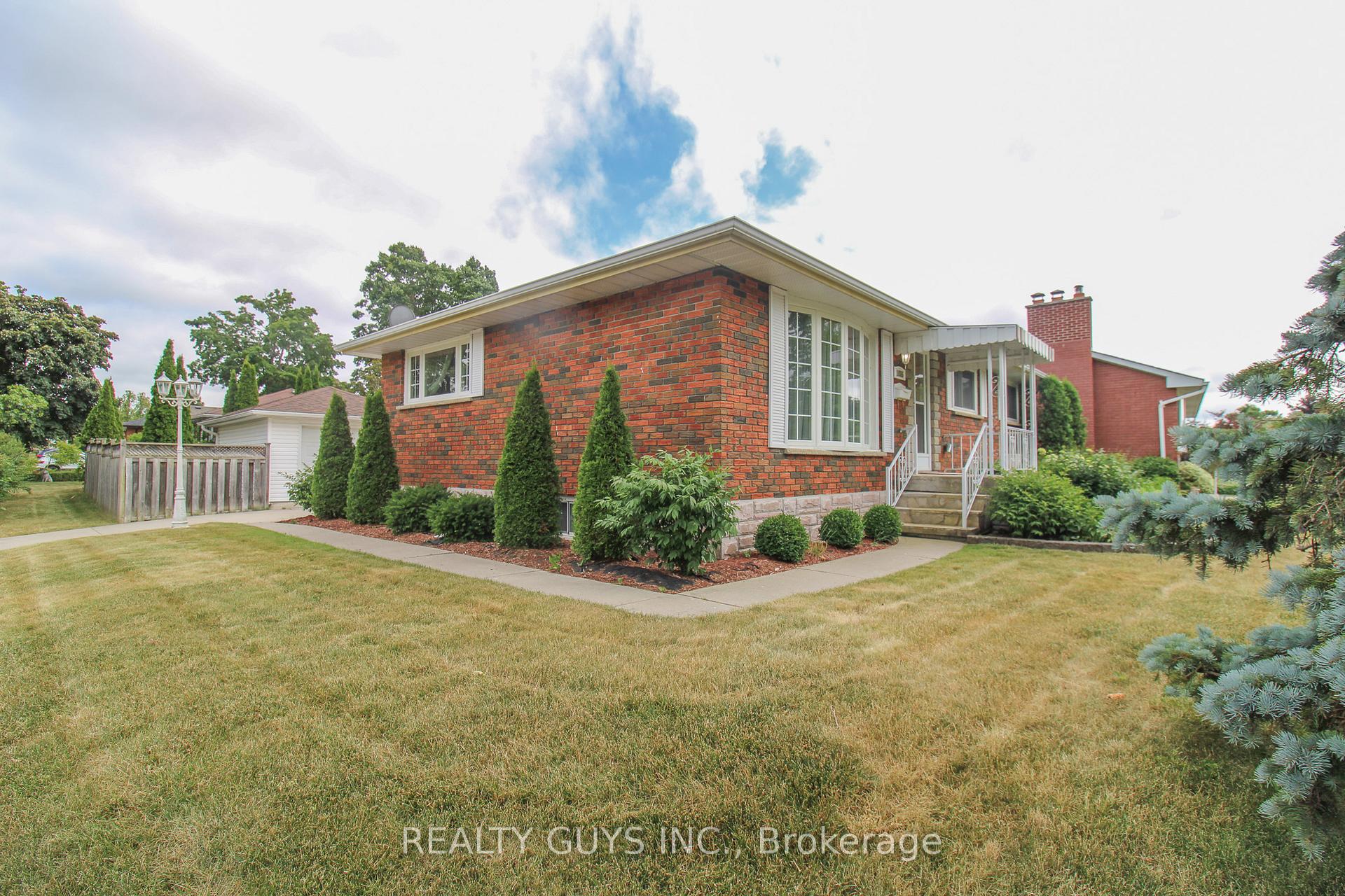 Photo 6 of 1066 Glebemount Crescent, Peterborough, Northcrest Ward 5 — HOMEH
