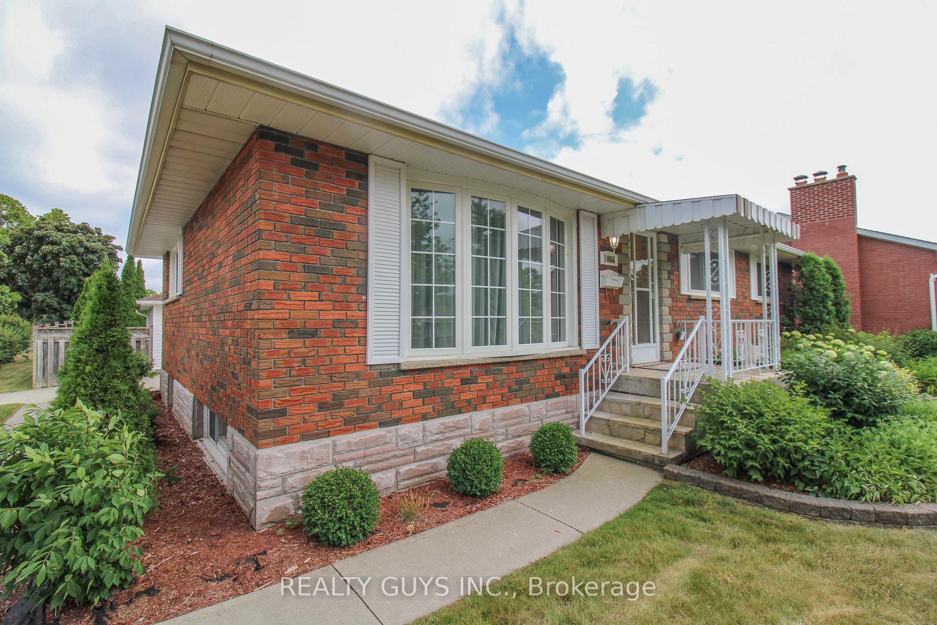 Photo 7 of 1066 Glebemount Crescent, Peterborough, Northcrest Ward 5 — HOMEH
