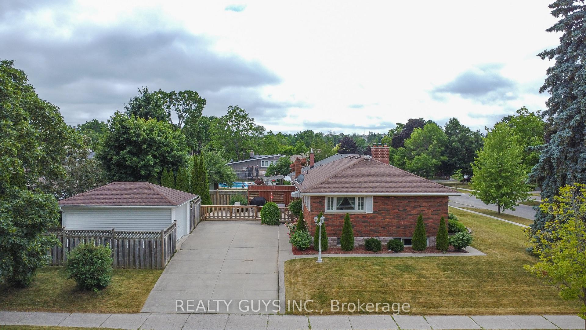Photo 8 of 1066 Glebemount Crescent, Peterborough, Northcrest Ward 5 — HOMEH