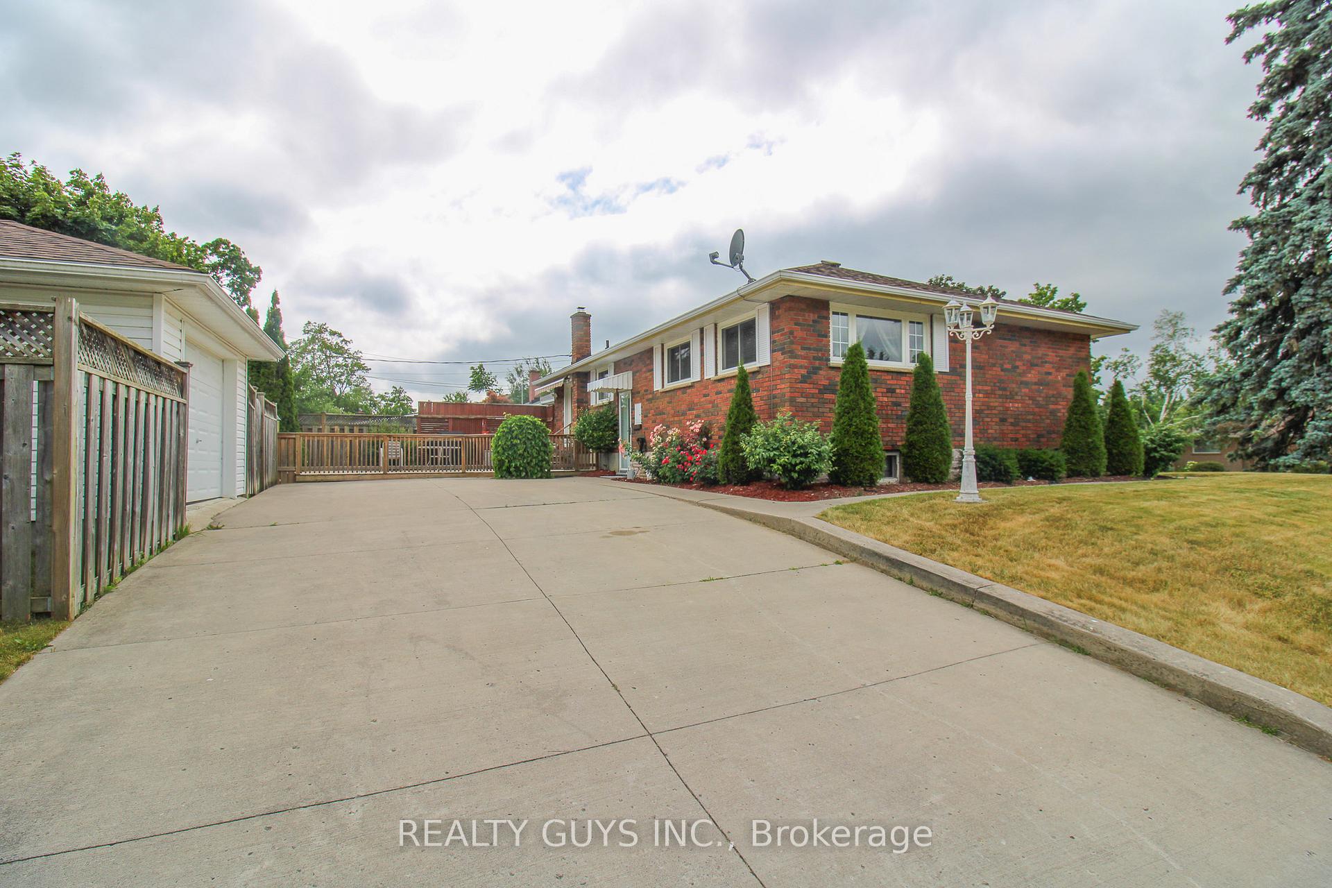 Photo 9 of 1066 Glebemount Crescent, Peterborough, Northcrest Ward 5 — HOMEH