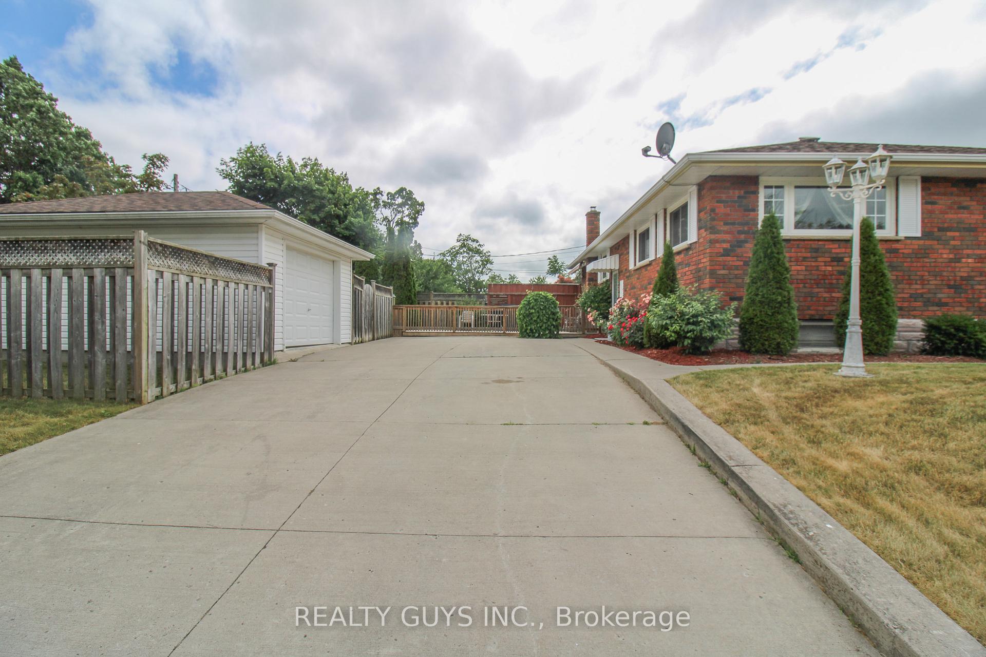 Photo 10 of 1066 Glebemount Crescent, Peterborough, Northcrest Ward 5 — HOMEH