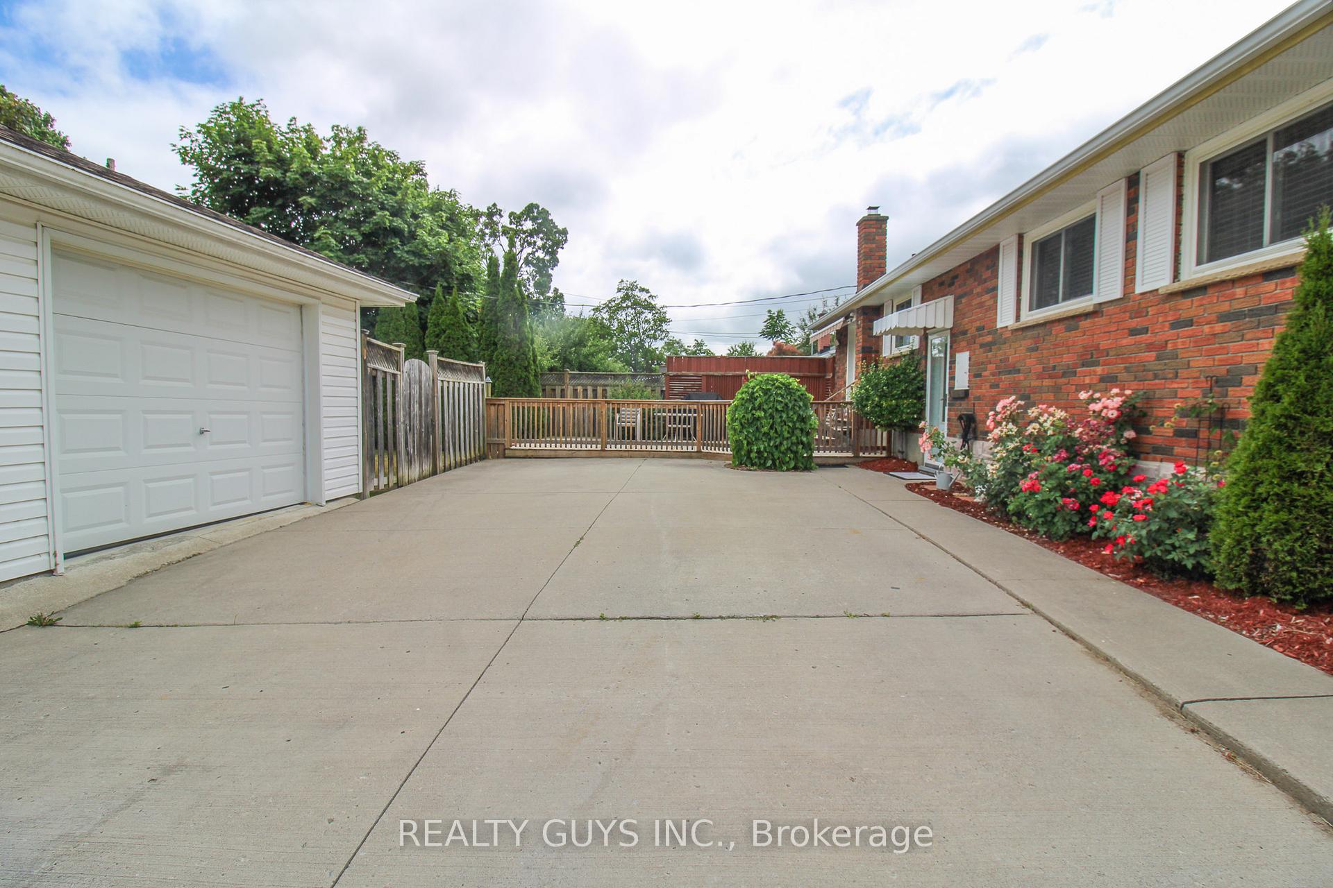 Photo 11 of 1066 Glebemount Crescent, Peterborough, Northcrest Ward 5 — HOMEH