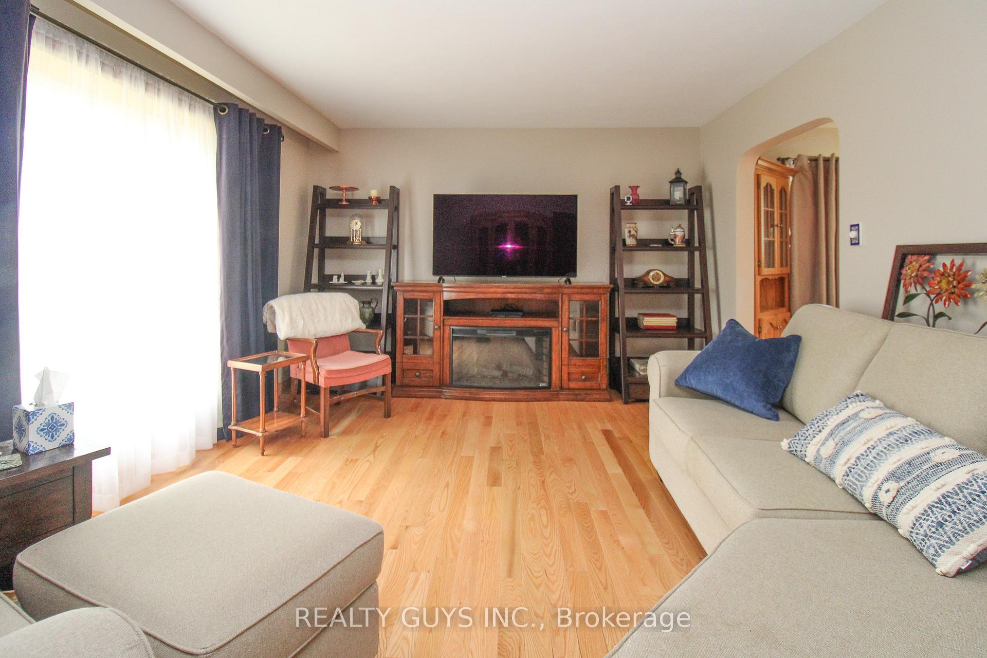 Photo 21 of 1066 Glebemount Crescent, Peterborough, Northcrest Ward 5 — HOMEH