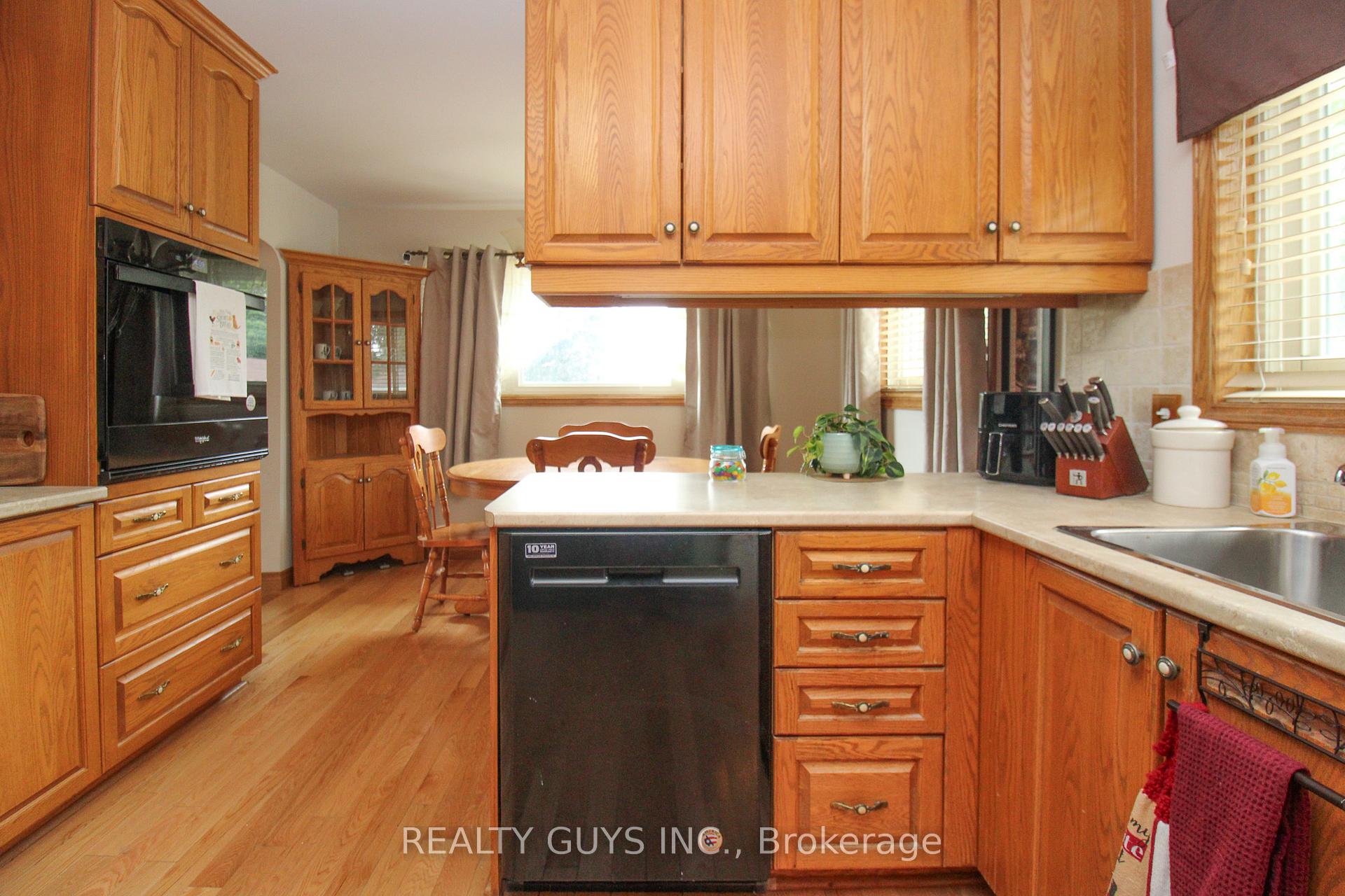 Photo 24 of 1066 Glebemount Crescent, Peterborough, Northcrest Ward 5 — HOMEH