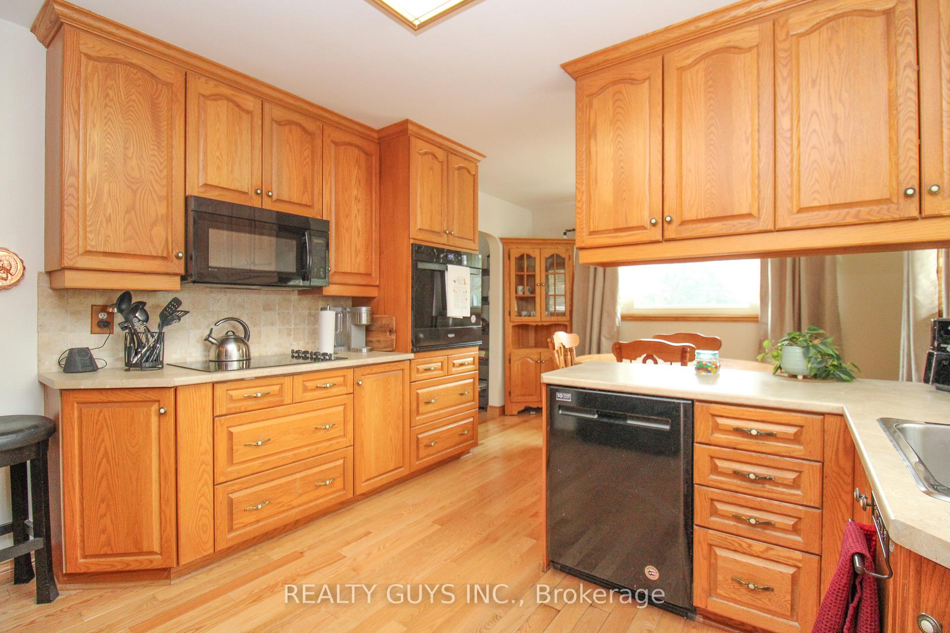 Photo 25 of 1066 Glebemount Crescent, Peterborough, Northcrest Ward 5 — HOMEH