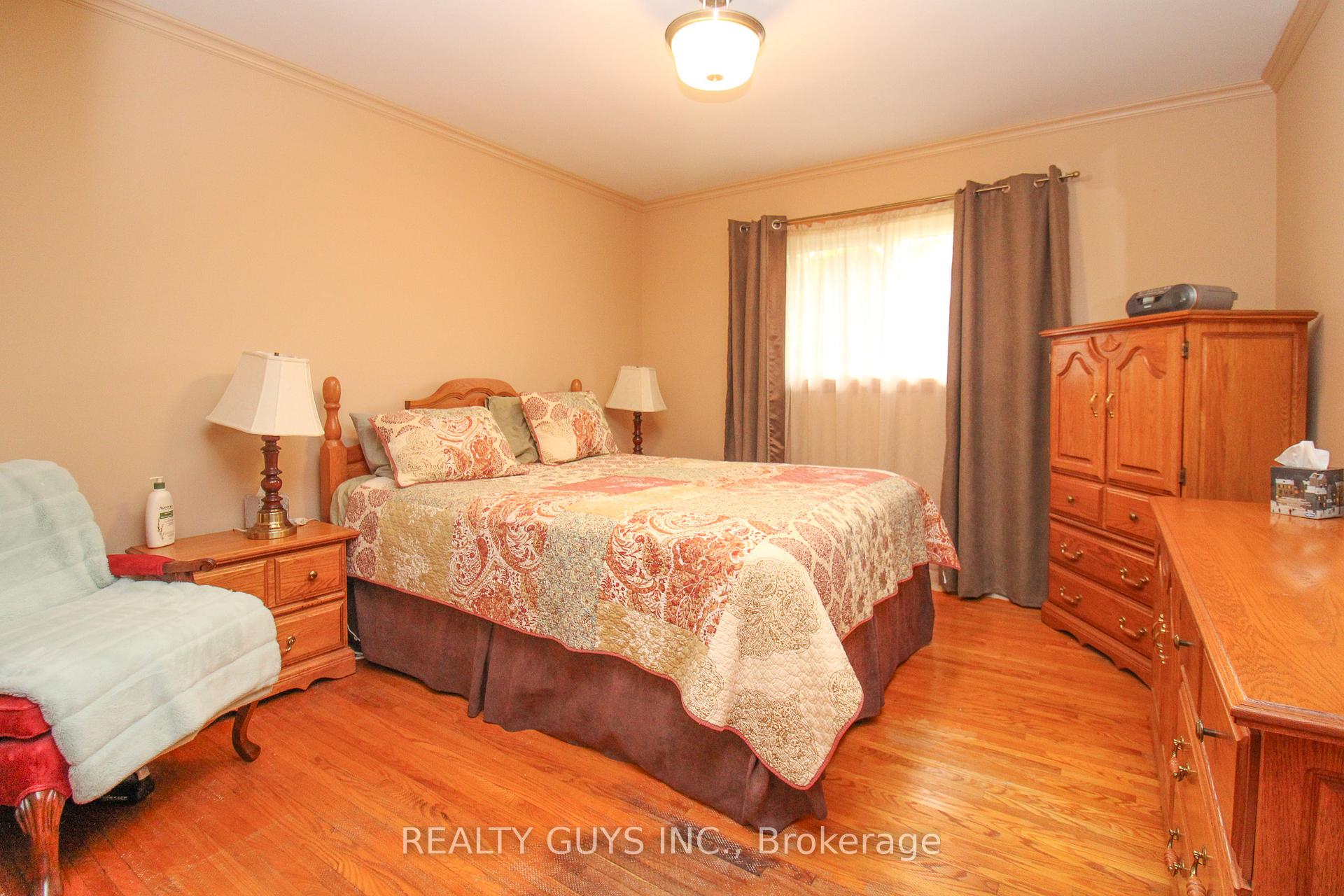 Photo 29 of 1066 Glebemount Crescent, Peterborough, Northcrest Ward 5 — HOMEH