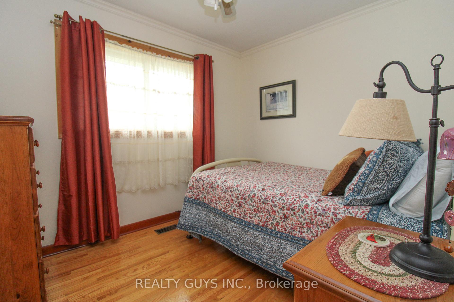 Photo 30 of 1066 Glebemount Crescent, Peterborough, Northcrest Ward 5 — HOMEH