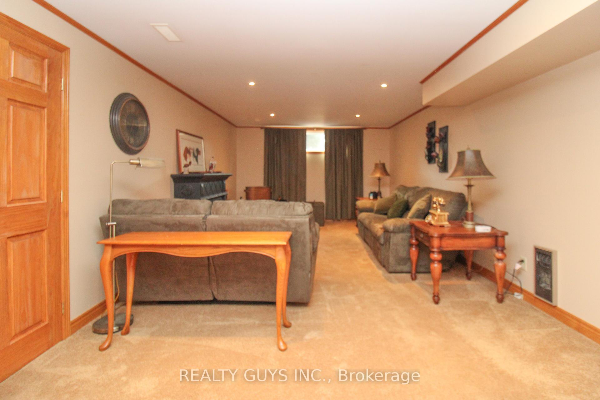 Photo 35 of 1066 Glebemount Crescent, Peterborough, Northcrest Ward 5 — HOMEH