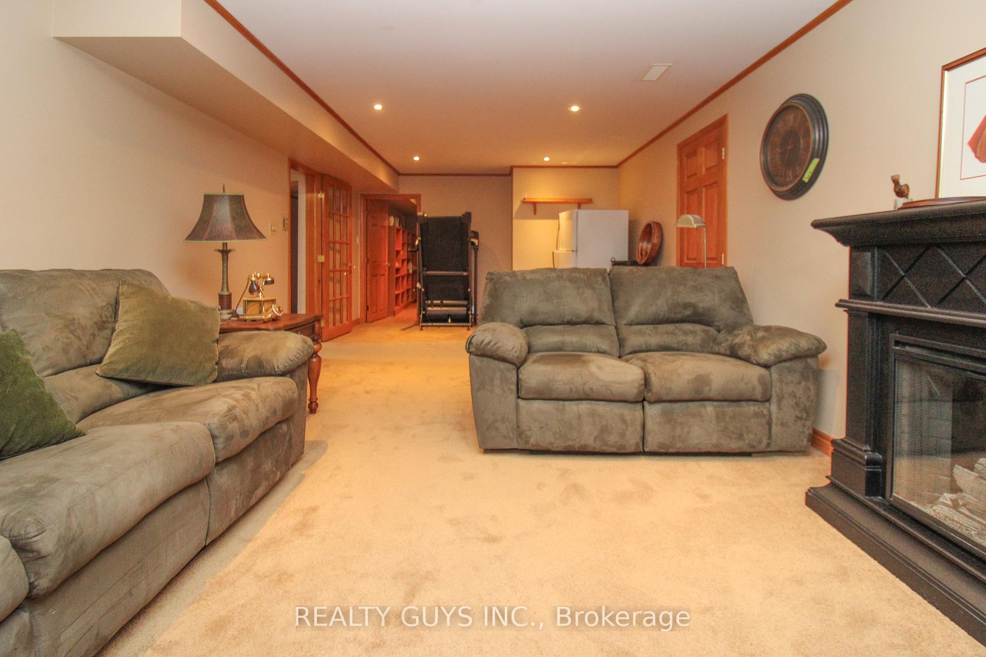 Photo 37 of 1066 Glebemount Crescent, Peterborough, Northcrest Ward 5 — HOMEH