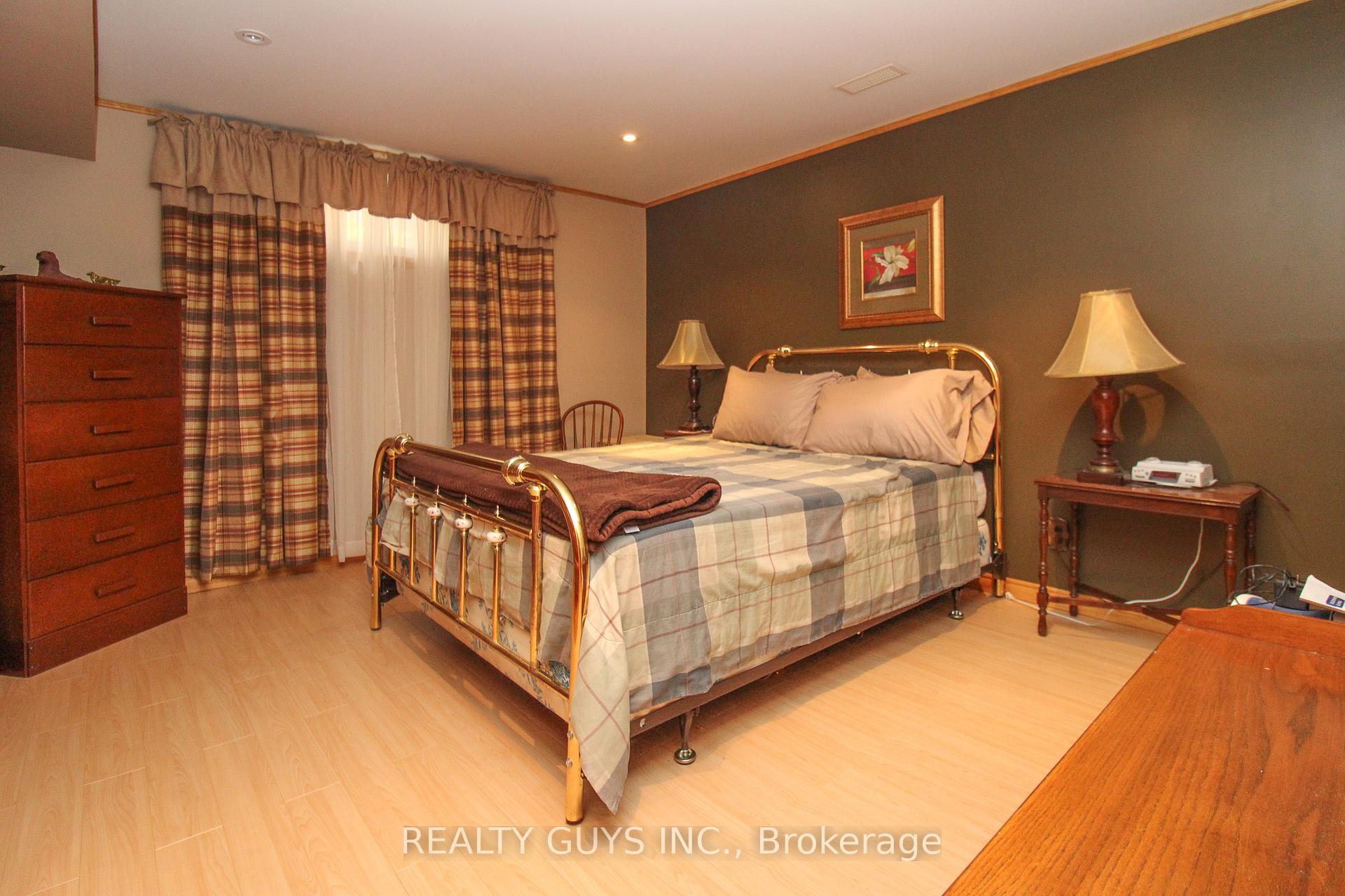 Photo 38 of 1066 Glebemount Crescent, Peterborough, Northcrest Ward 5 — HOMEH