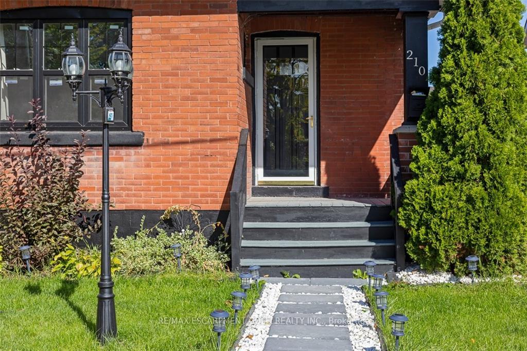 Photo 3 of 210 Maple Avenue, Welland, Broadway — HOMEH