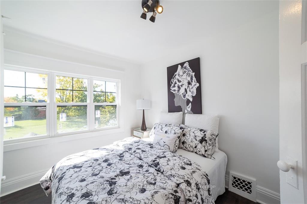 Photo 15 of 210 Maple Avenue, Welland, Broadway — HOMEH