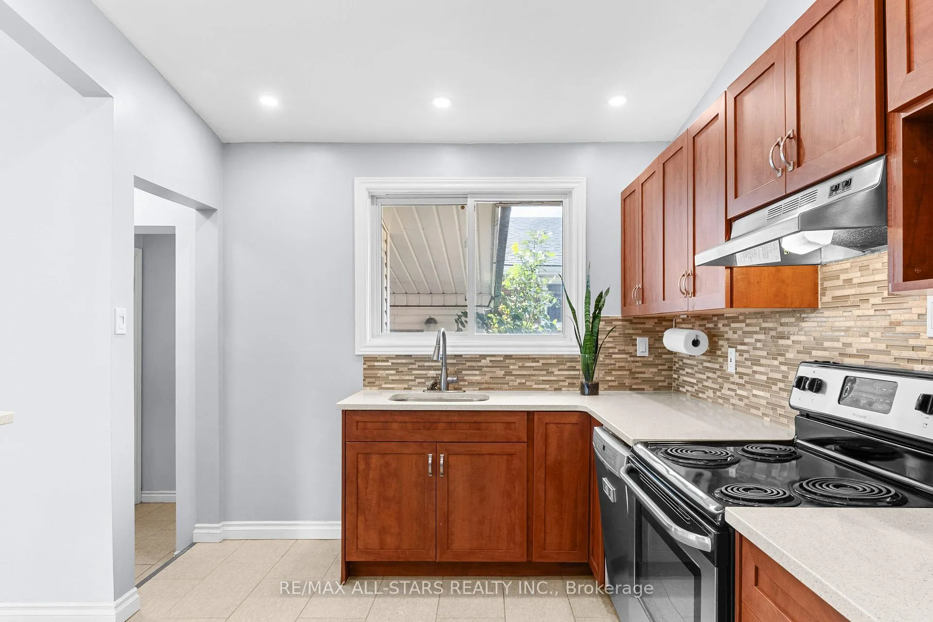 Photo 7 of 126 Marina Boulevard, Peterborough, Northcrest Ward 5 — HOMEH