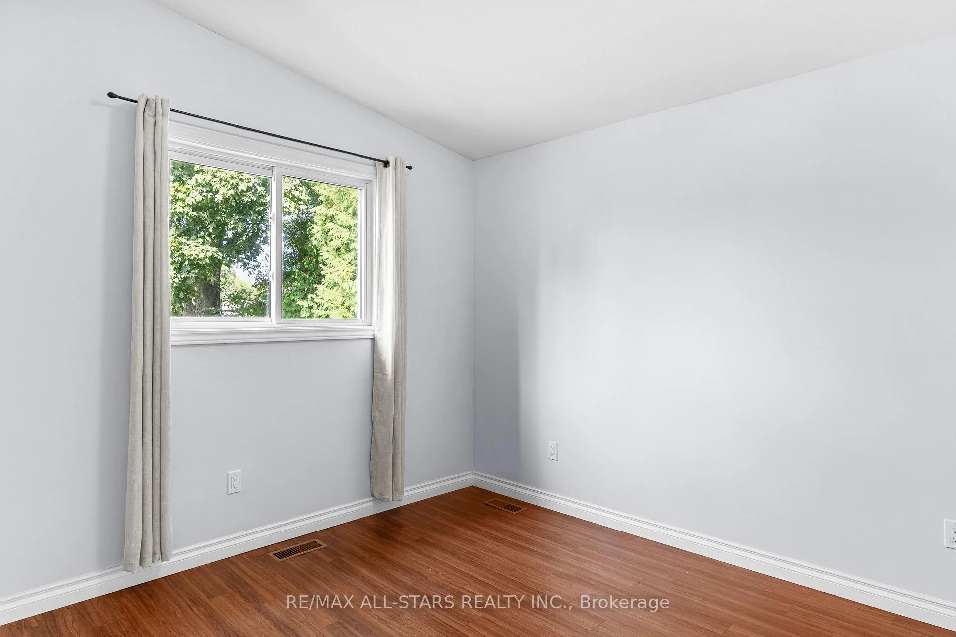 Photo 10 of 126 Marina Boulevard, Peterborough, Northcrest Ward 5 — HOMEH