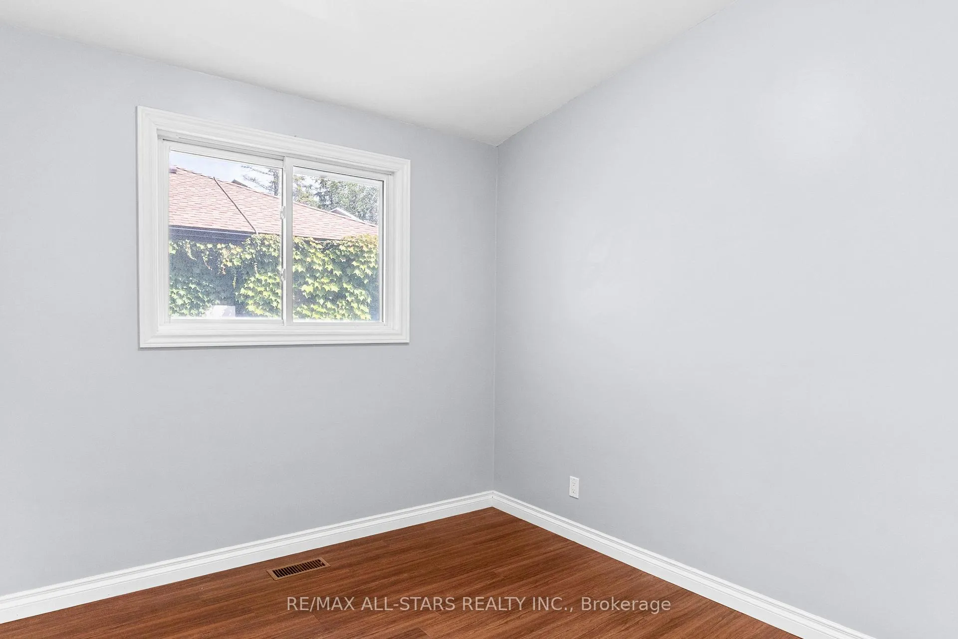 Photo 12 of 126 Marina Boulevard, Peterborough, Northcrest Ward 5 — HOMEH