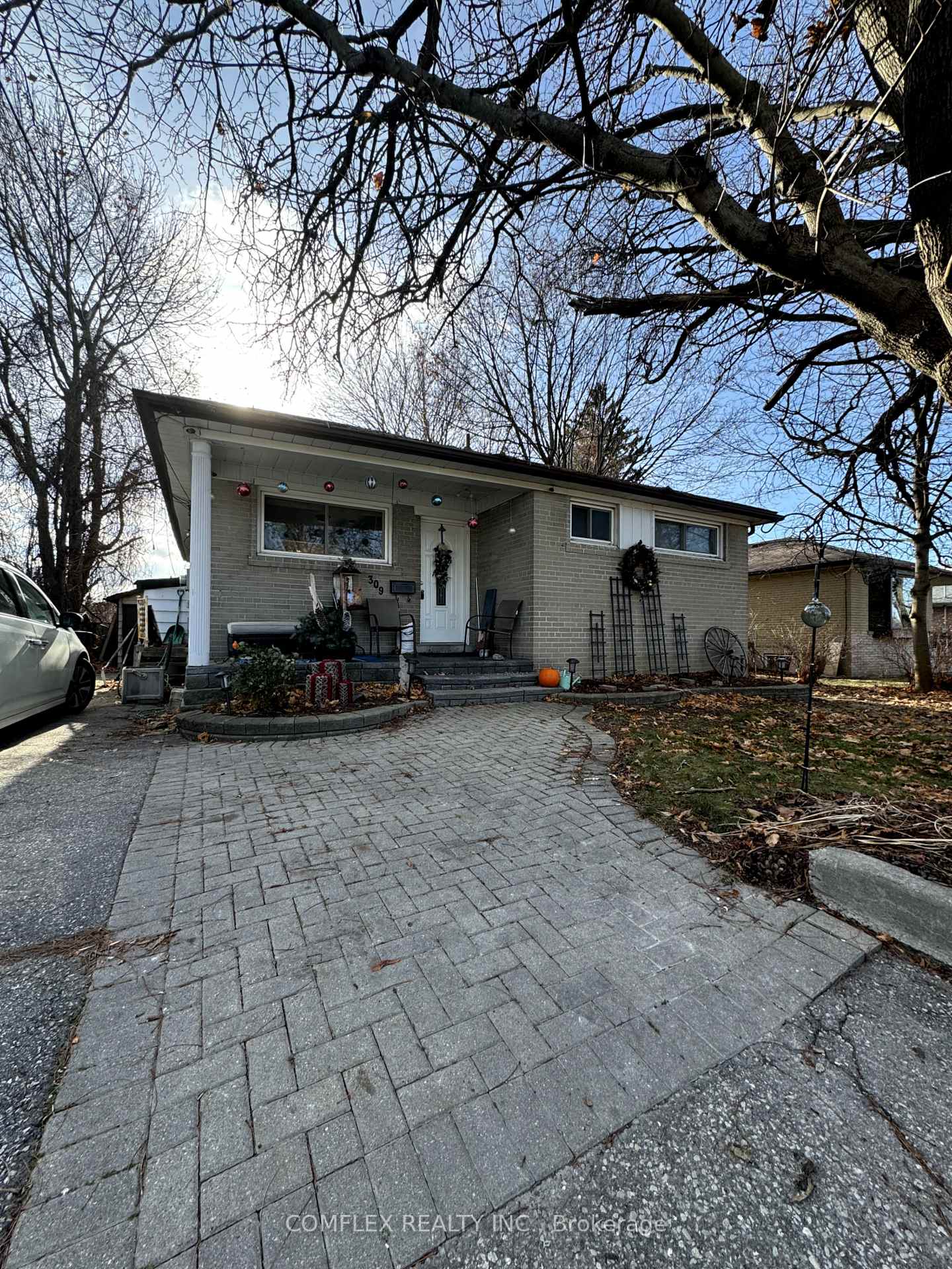 Front of 309 Rossland Road W