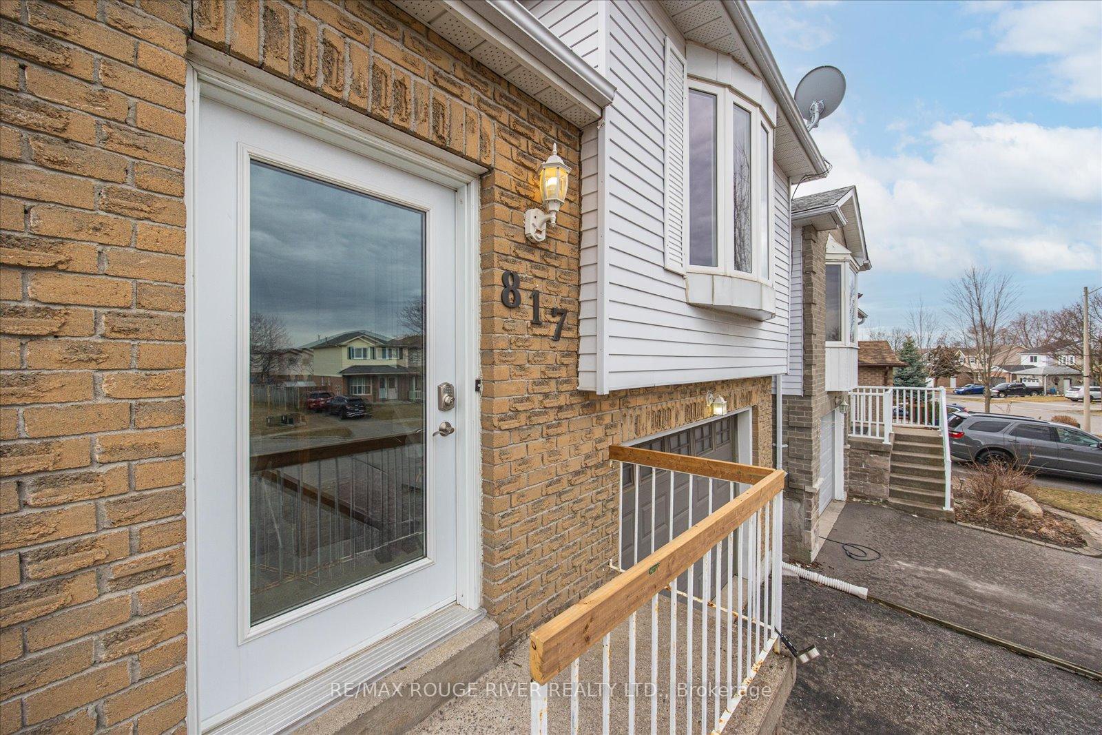 Photo 4 of 817 Bennett Crescent, Oshawa, Pinecrest — HOMEH