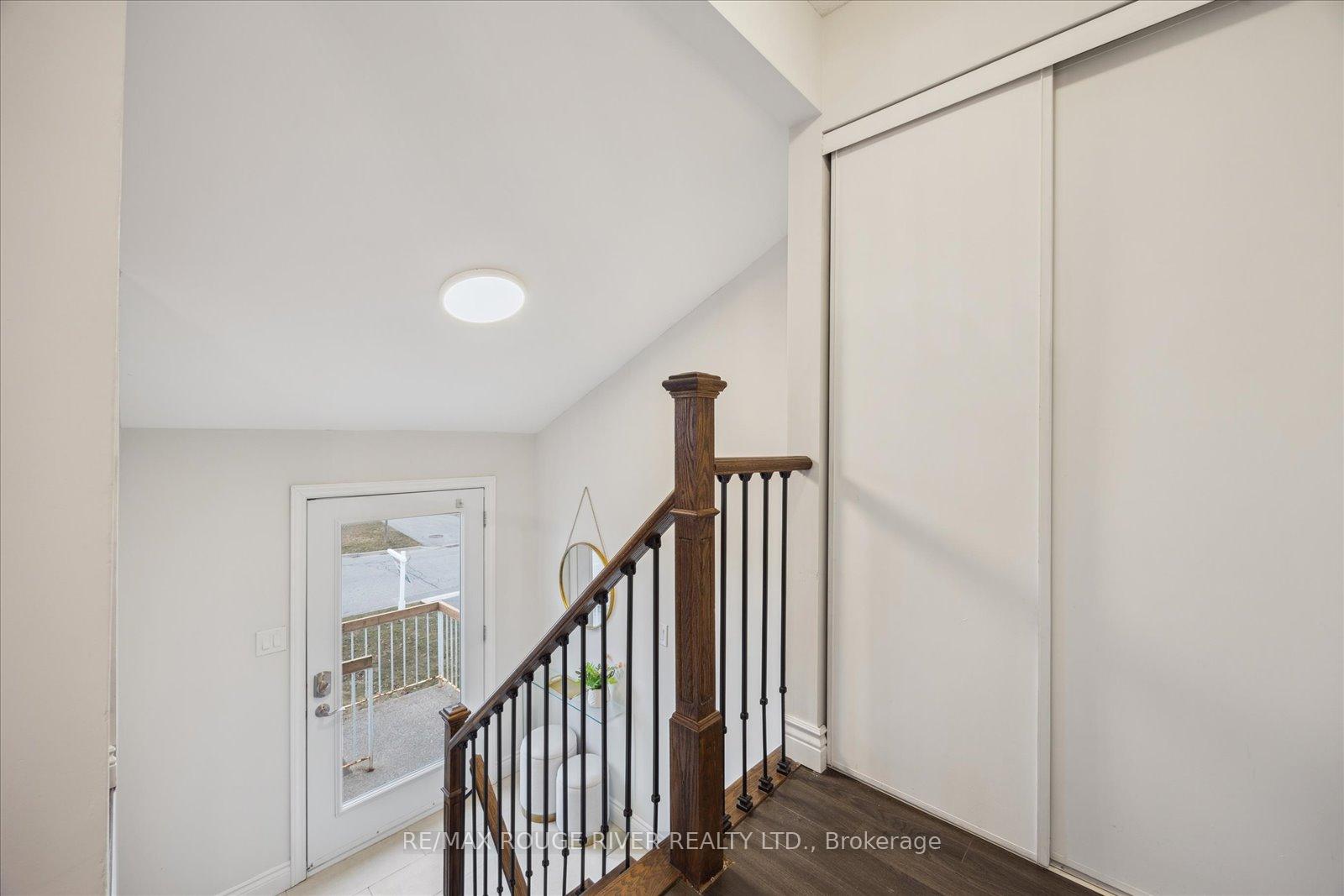 Photo 5 of 817 Bennett Crescent, Oshawa, Pinecrest — HOMEH