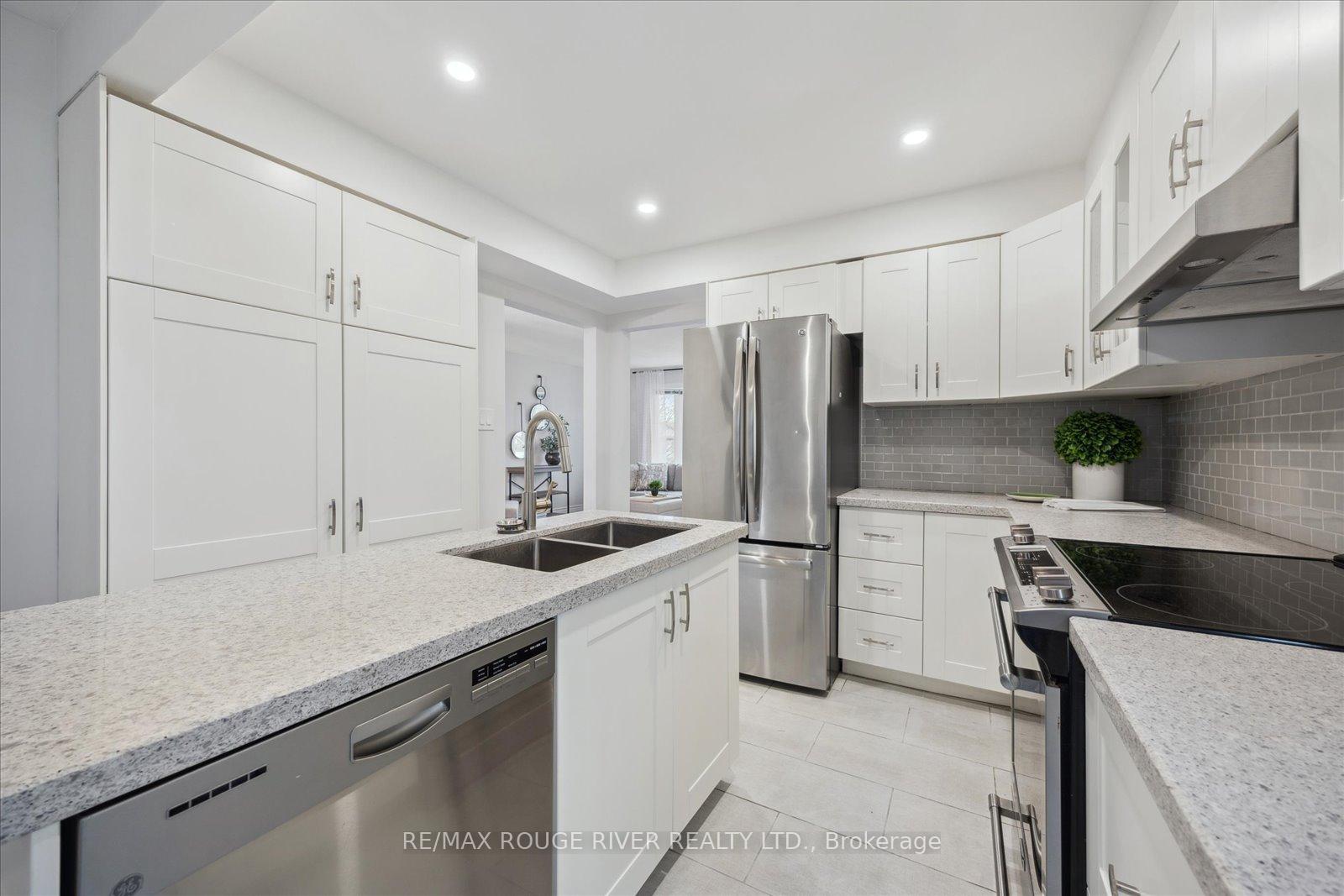 Photo 15 of 817 Bennett Crescent, Oshawa, Pinecrest — HOMEH