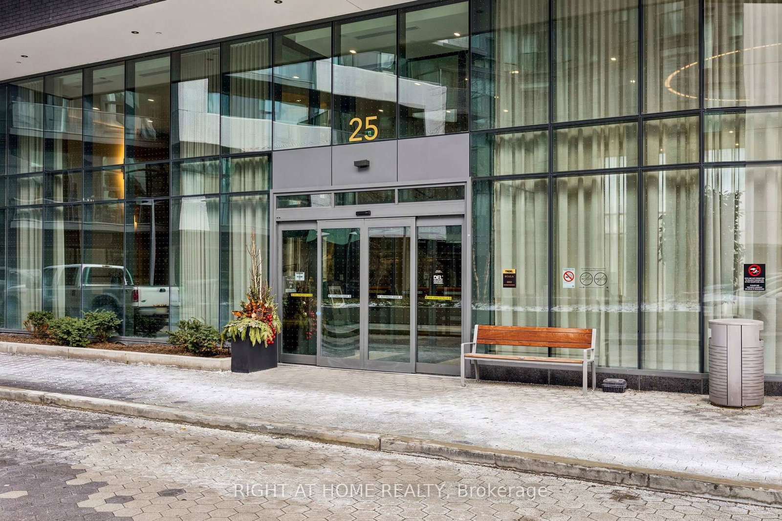 Photo 4 of Unit 560, 25 Adra Grado Way, North York, Bayview Village — HOMEH