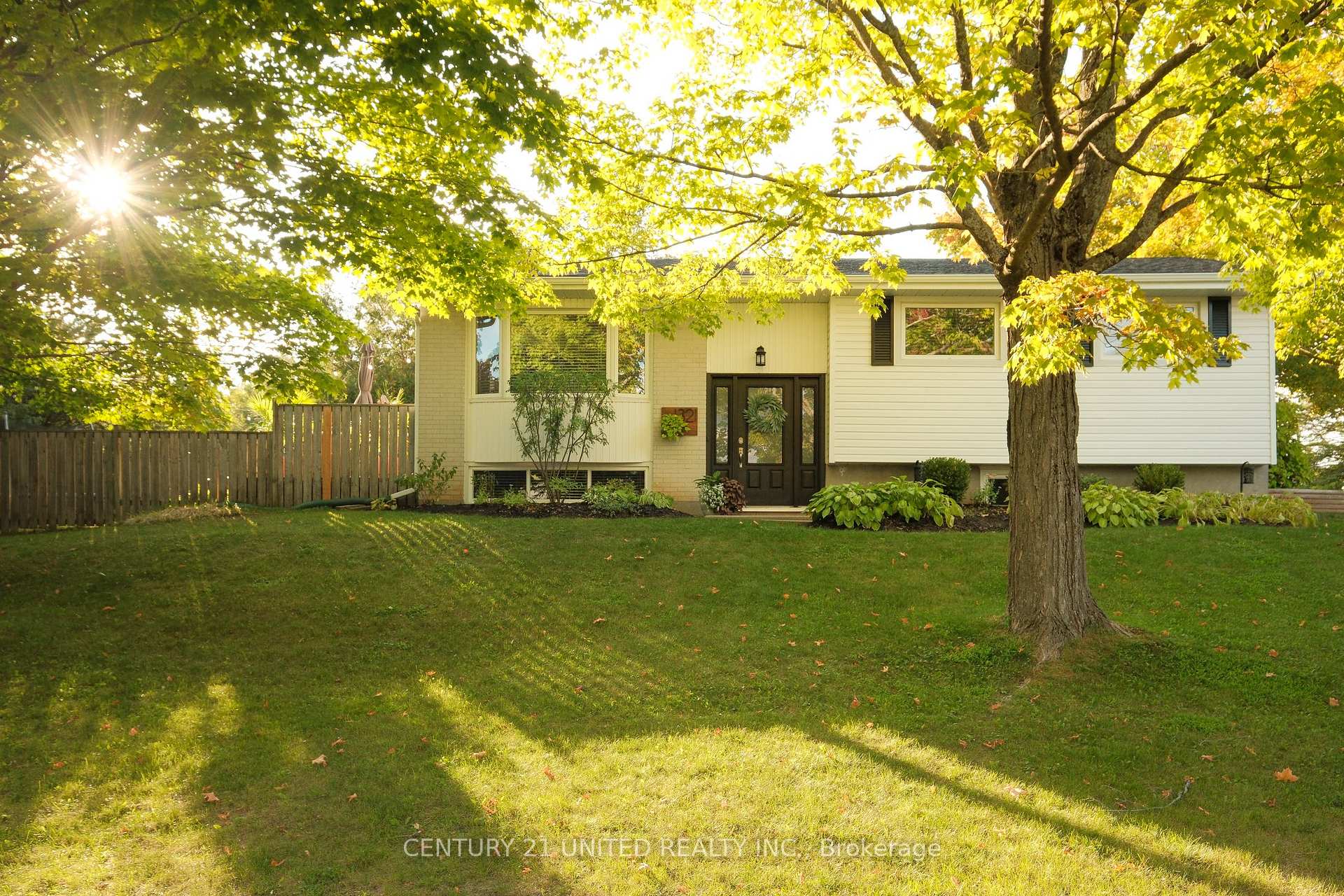 Photo 2 of 1321 Keewatin Boulevard, Peterborough, Northcrest Ward 5 — HOMEH