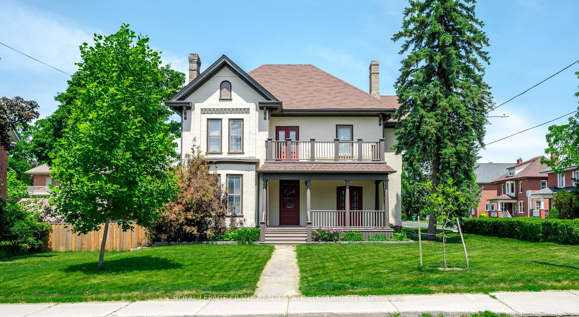 Front of 452 Hunter Street W