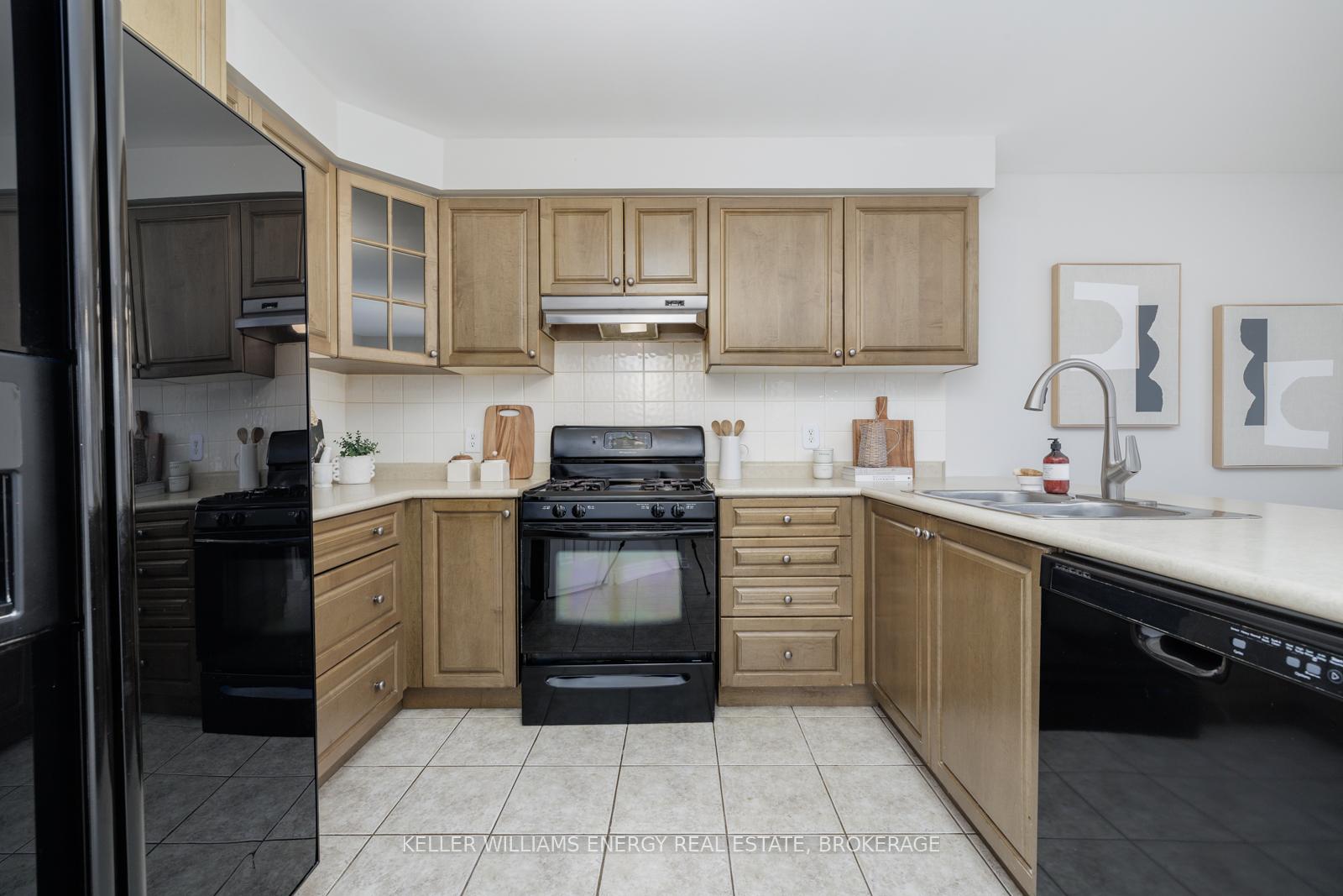 Photo 13 of 1090 Loganberry Street, Oshawa, Pinecrest — HOMEH