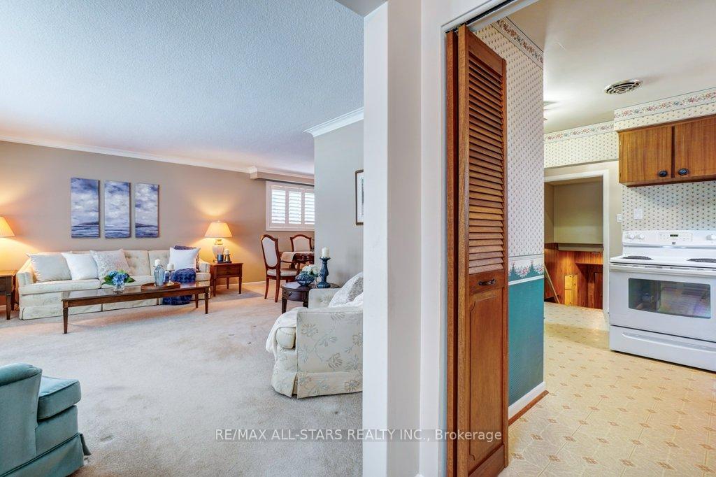 Photo 2 of 214 Bowman Avenue, Whitby, Blue Grass Meadows — HOMEH